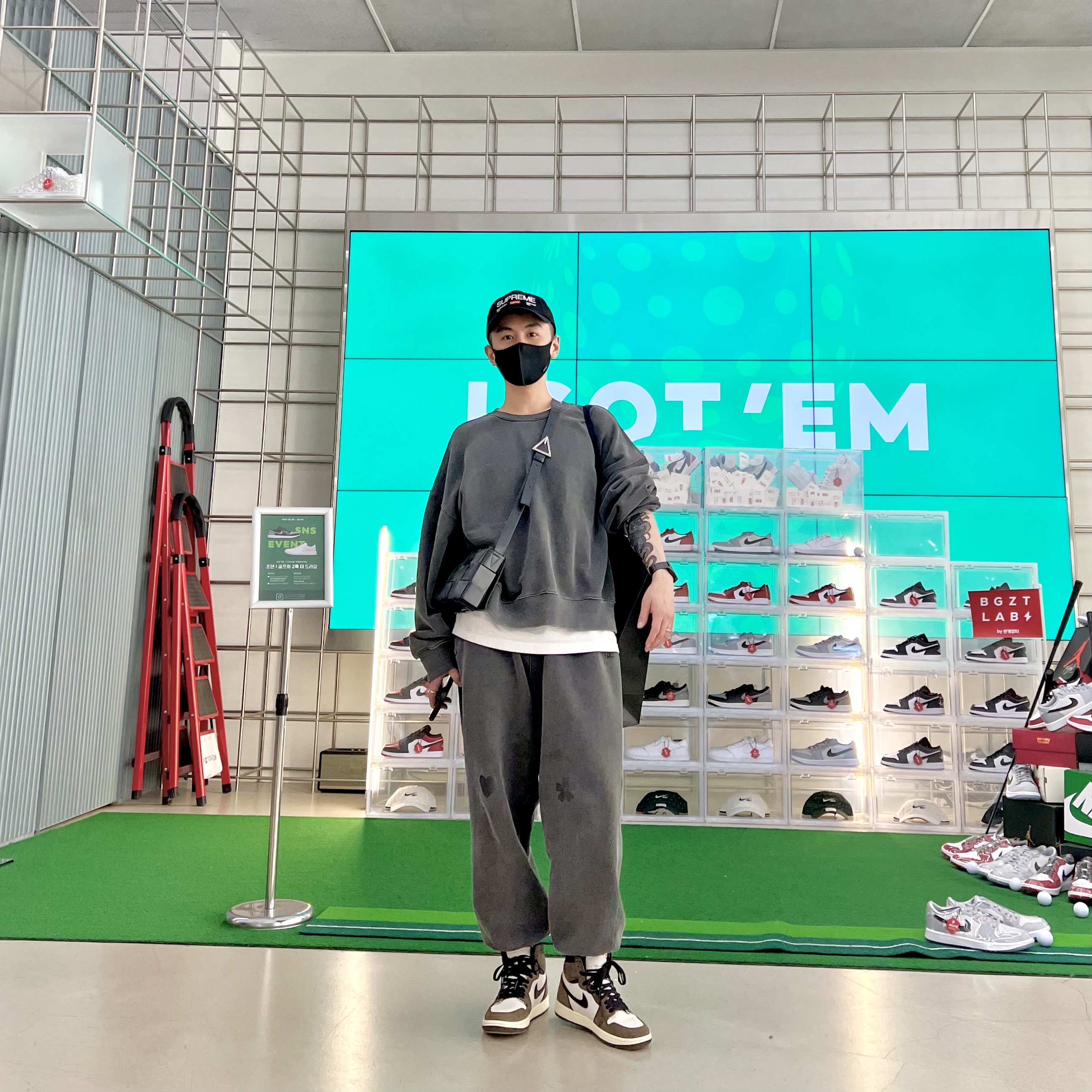 Jordan 1 x Travis Scott Retro High OG SP Mocha, Bottega Veneta Leather Cassette Black 착용 스타일 - 1