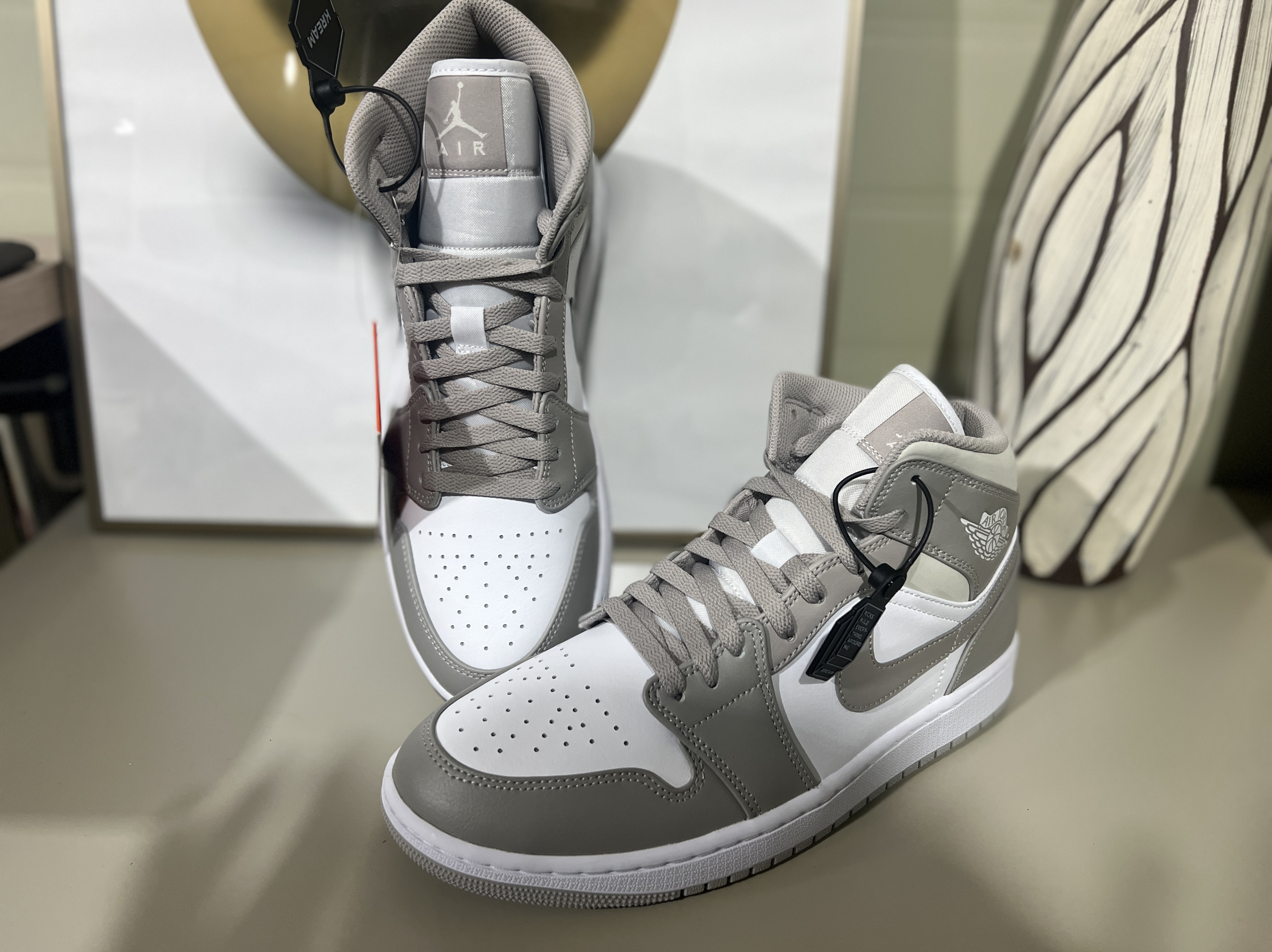 Jordan 1 Mid College Grey 착용 스타일 - 2