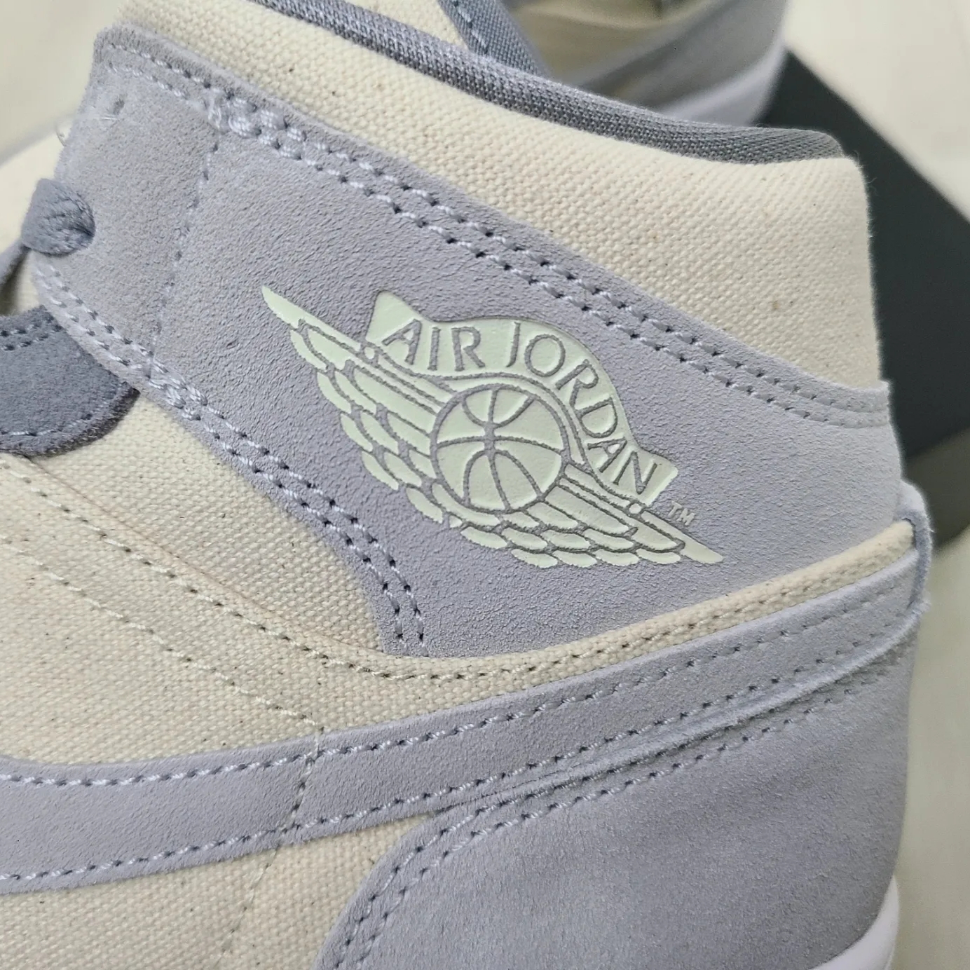 Jordan 1 Mid SE Coconut Milk Particle Grey 착용 스타일 - 3