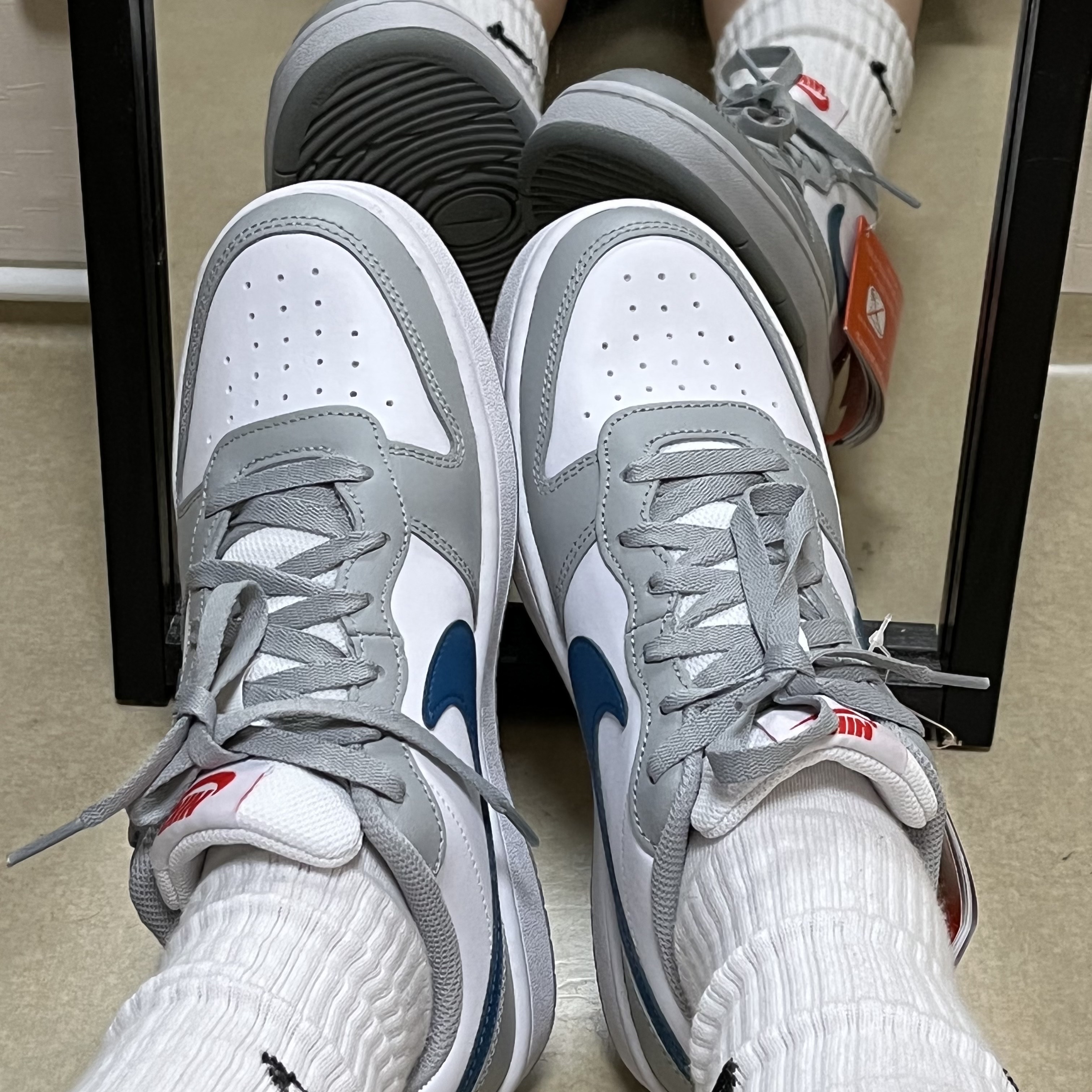 (GS) Nike Court Borough Low 2 Light Smoke Grey 착용 스타일 - 2
