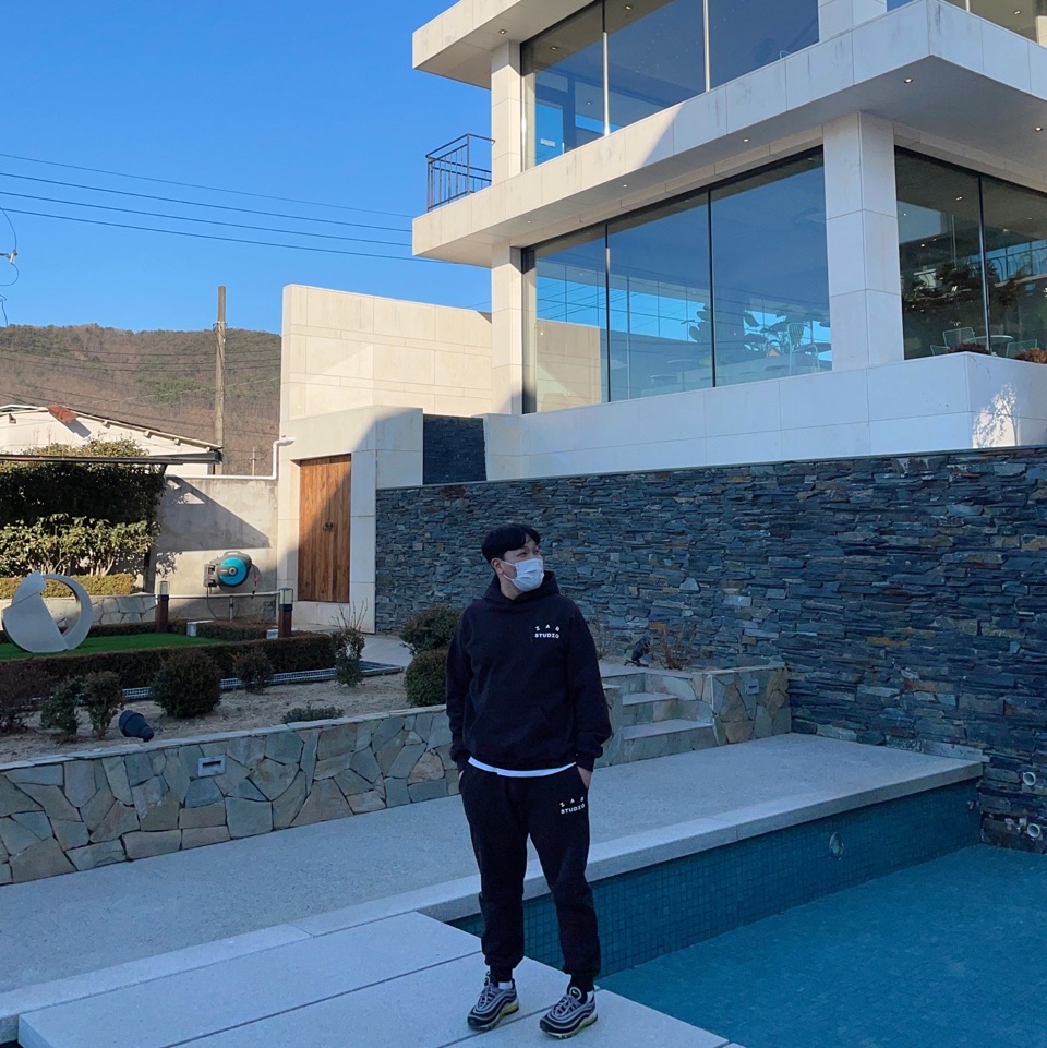 IAB Studio Hoodie Brown, IAB Studio Sweatpants Brown 착용 스타일 - 1