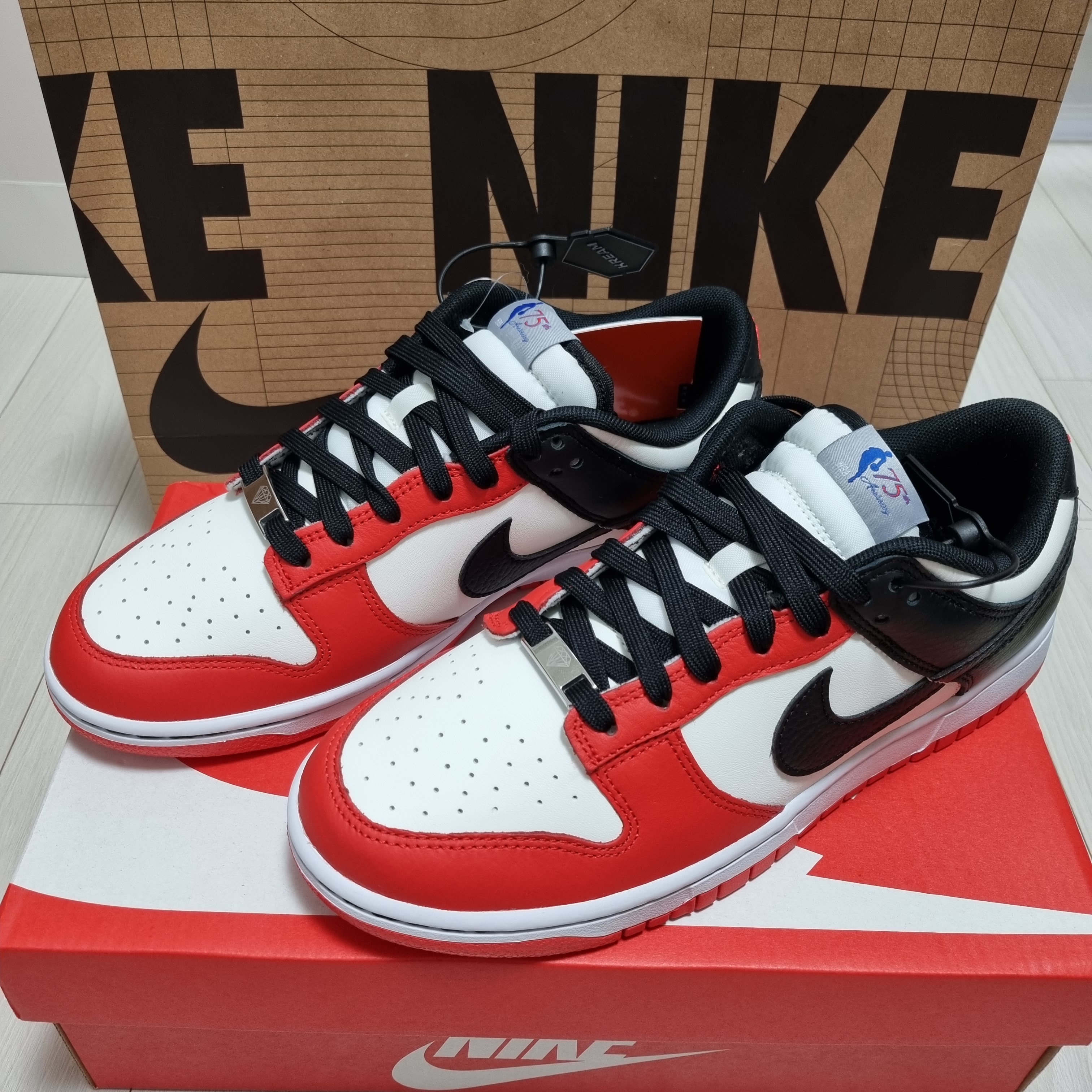 Nike x NBA Dunk Low Retro EMB Black and Chile Red 착용 스타일