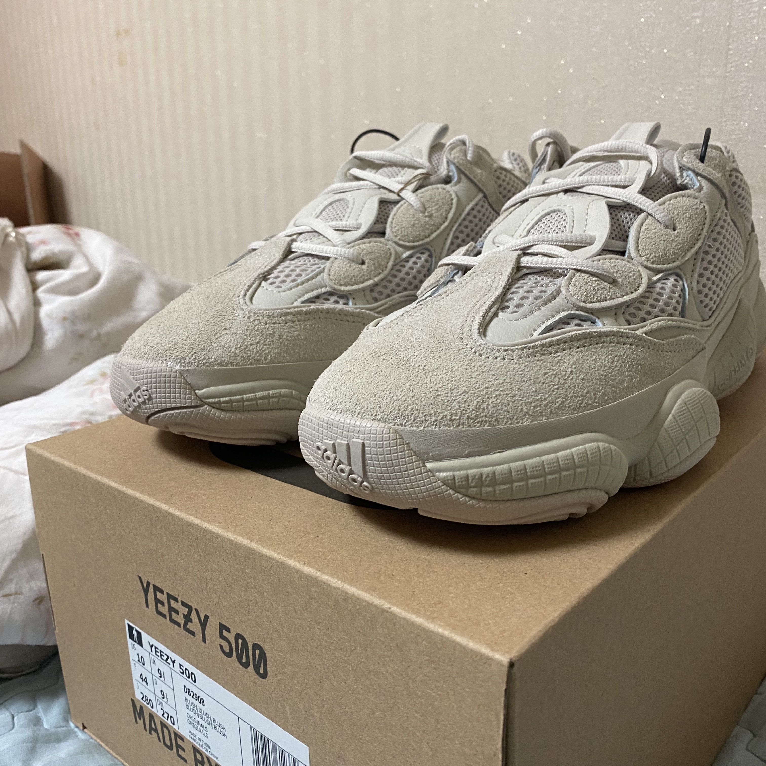 Adidas Yeezy 500 Blush 2018 착용 스타일 - 1