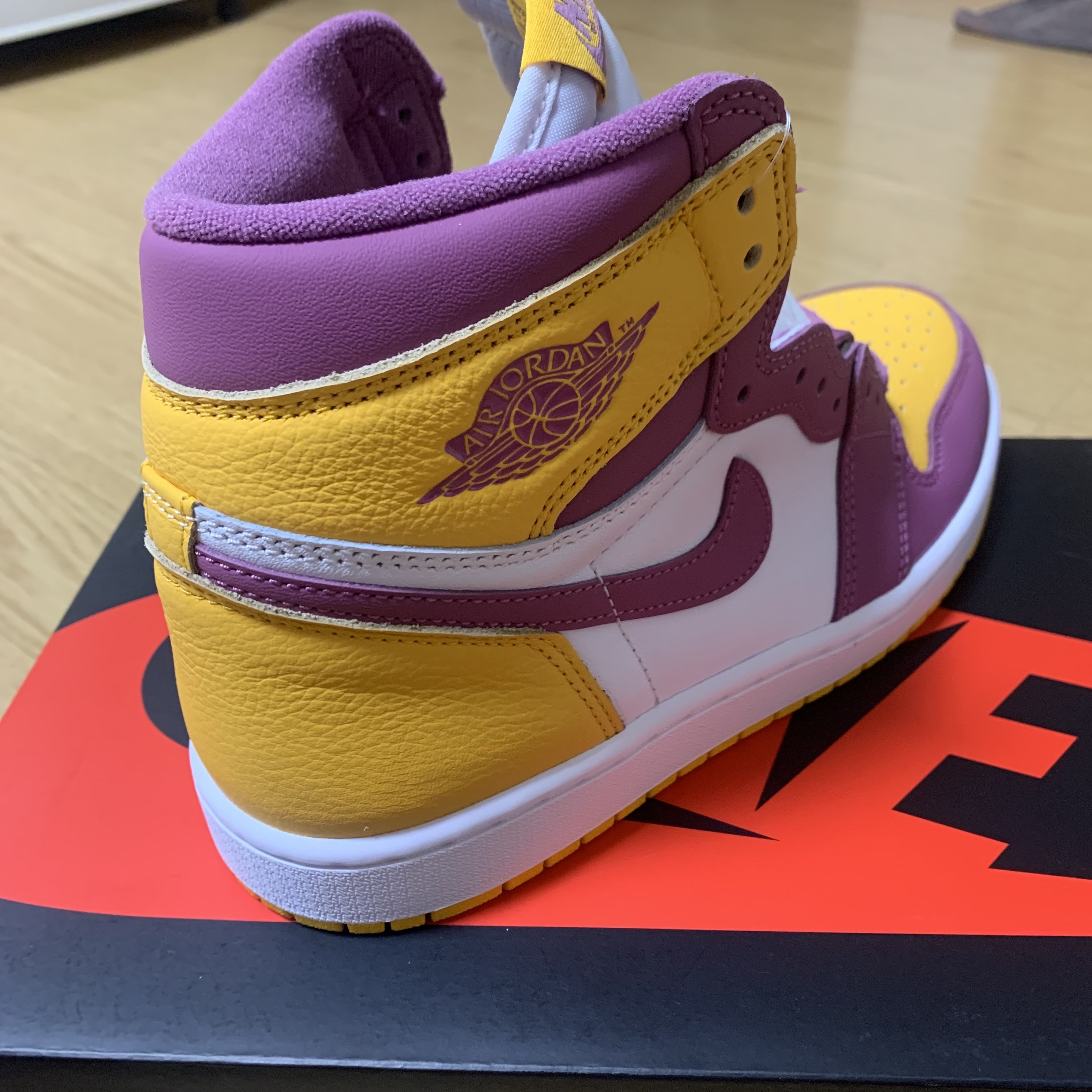 Jordan 1 Retro High OG University Gold Light Bordeaux 착용 스타일 - 2