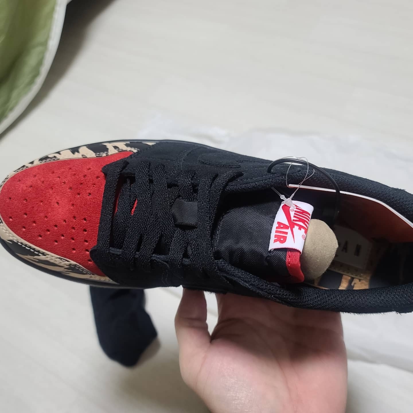 Jordan 1 x SoleFly Retro Low OG SP Black and Sport Red 착용 스타일 - 3
