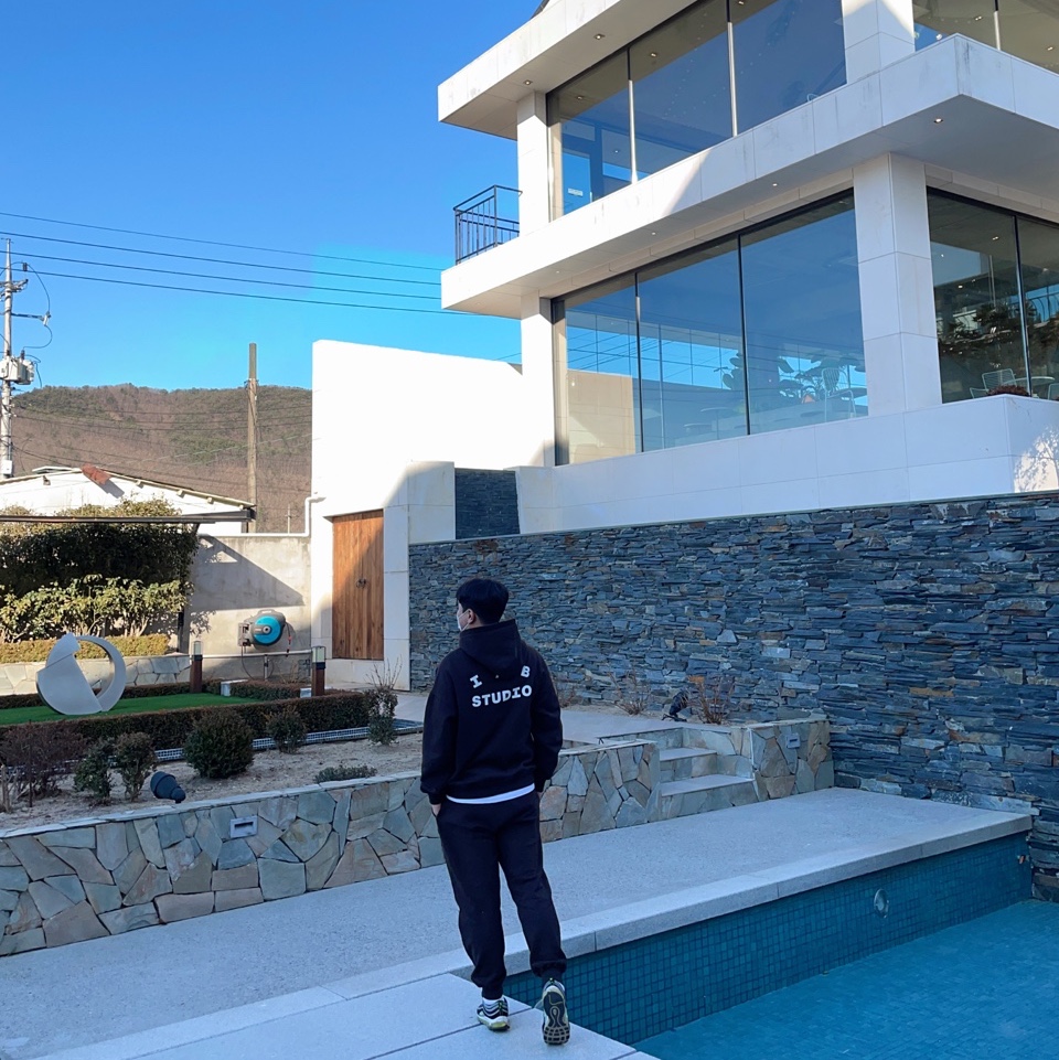 IAB Studio Hoodie Brown, IAB Studio Sweatpants Brown 착용 스타일 - 2