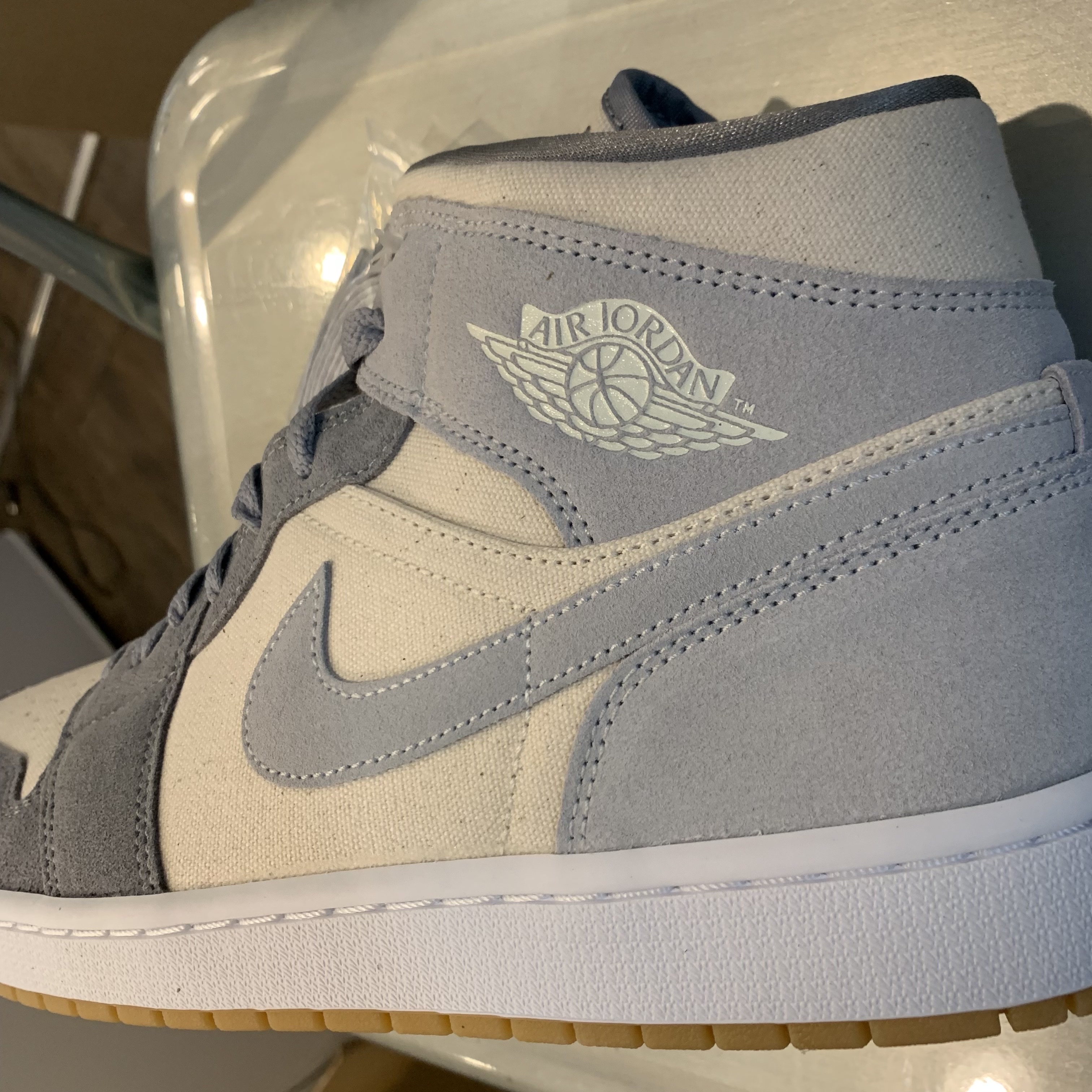 Jordan 1 Mid SE Coconut Milk Particle Grey 착용 스타일 - 1