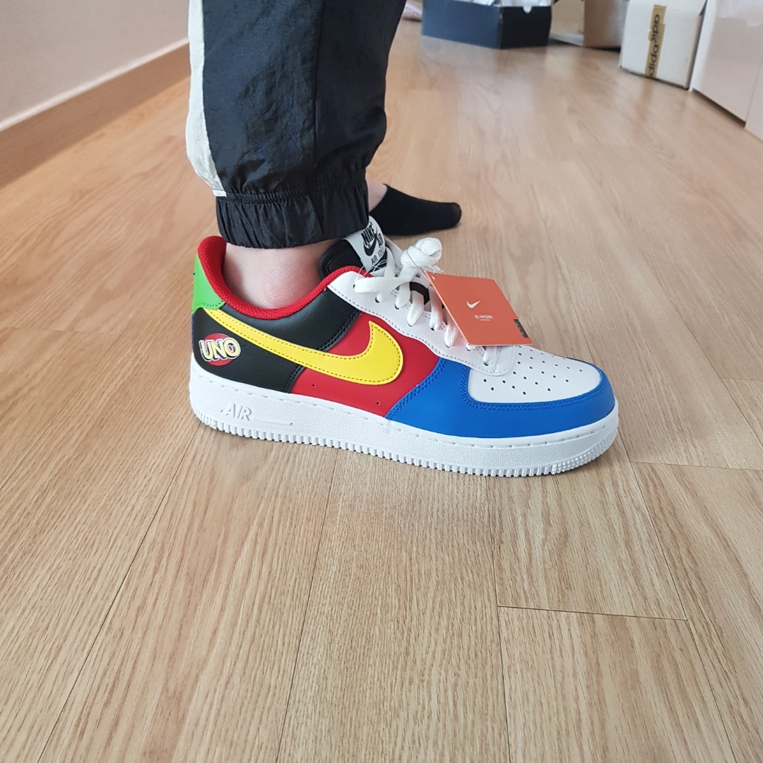 Nike x UNO Air Force 1 '07 QS White Yellow Zest 착용 스타일 - 2