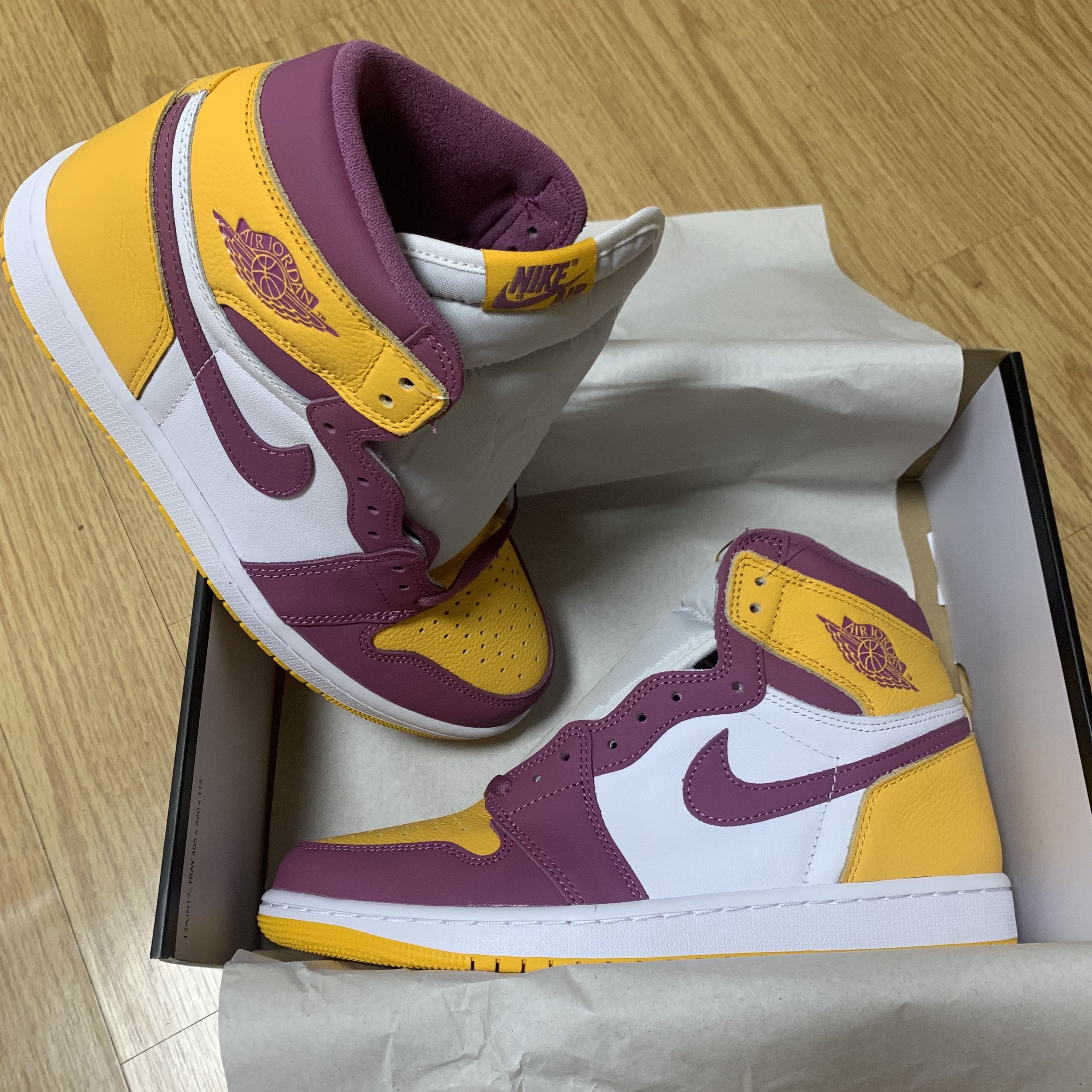 Jordan 1 Retro High OG University Gold Light Bordeaux 착용 스타일 - 1