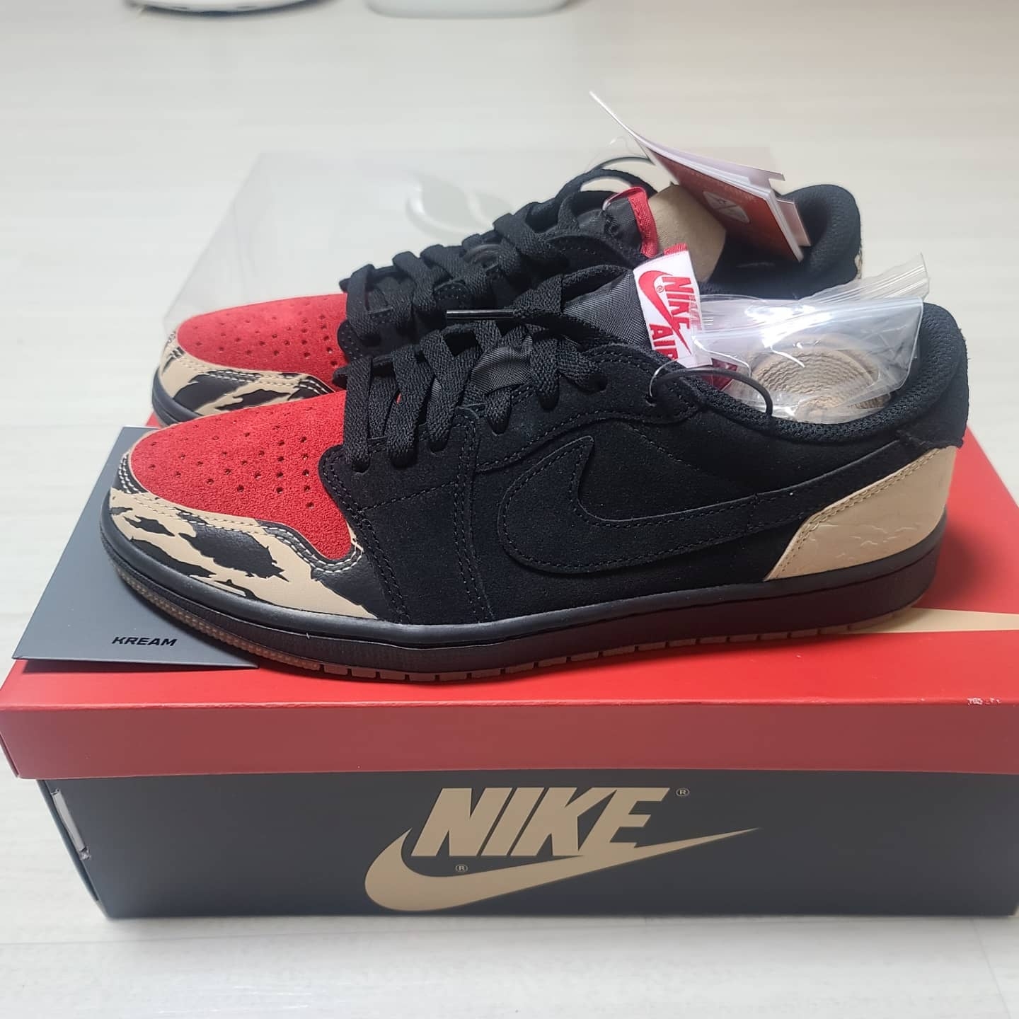 Jordan 1 x SoleFly Retro Low OG SP Black and Sport Red 착용 스타일 - 1
