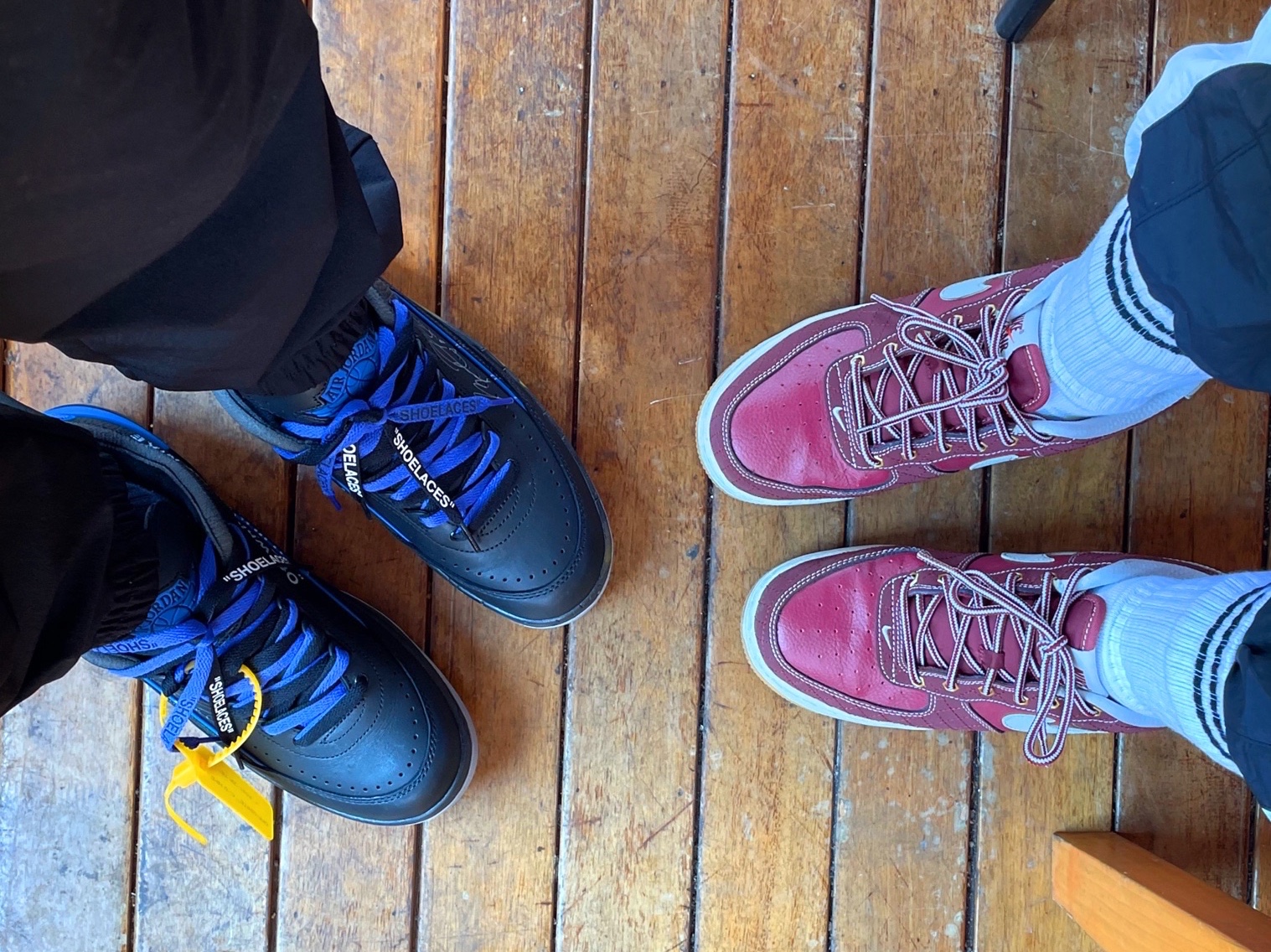 Jordan 2 x Off-White Retro Low SP Black and Varsity Royal 착용 스타일