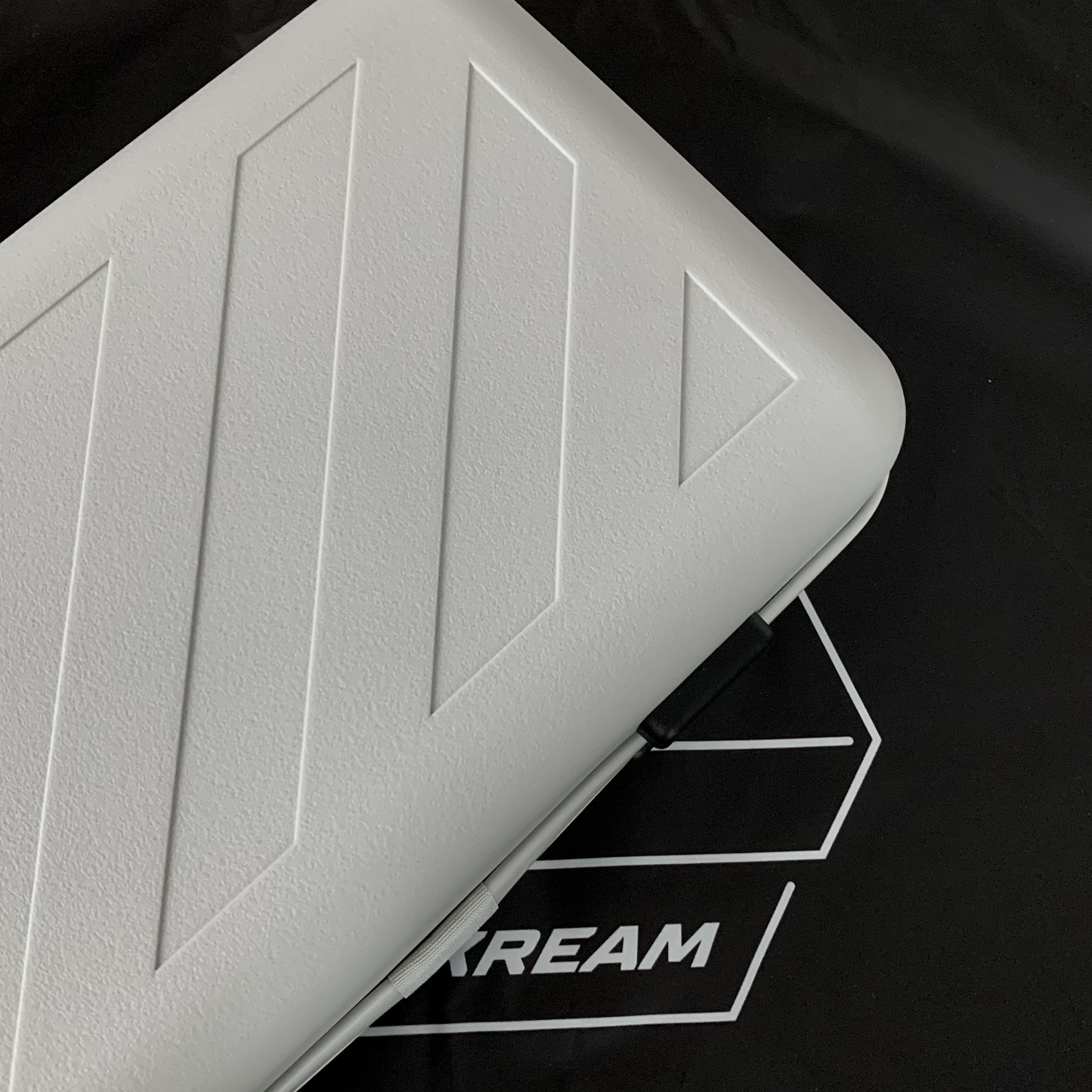 Off-White x Amore Pacific Protection Box (Without Cosmetics) 착용 스타일