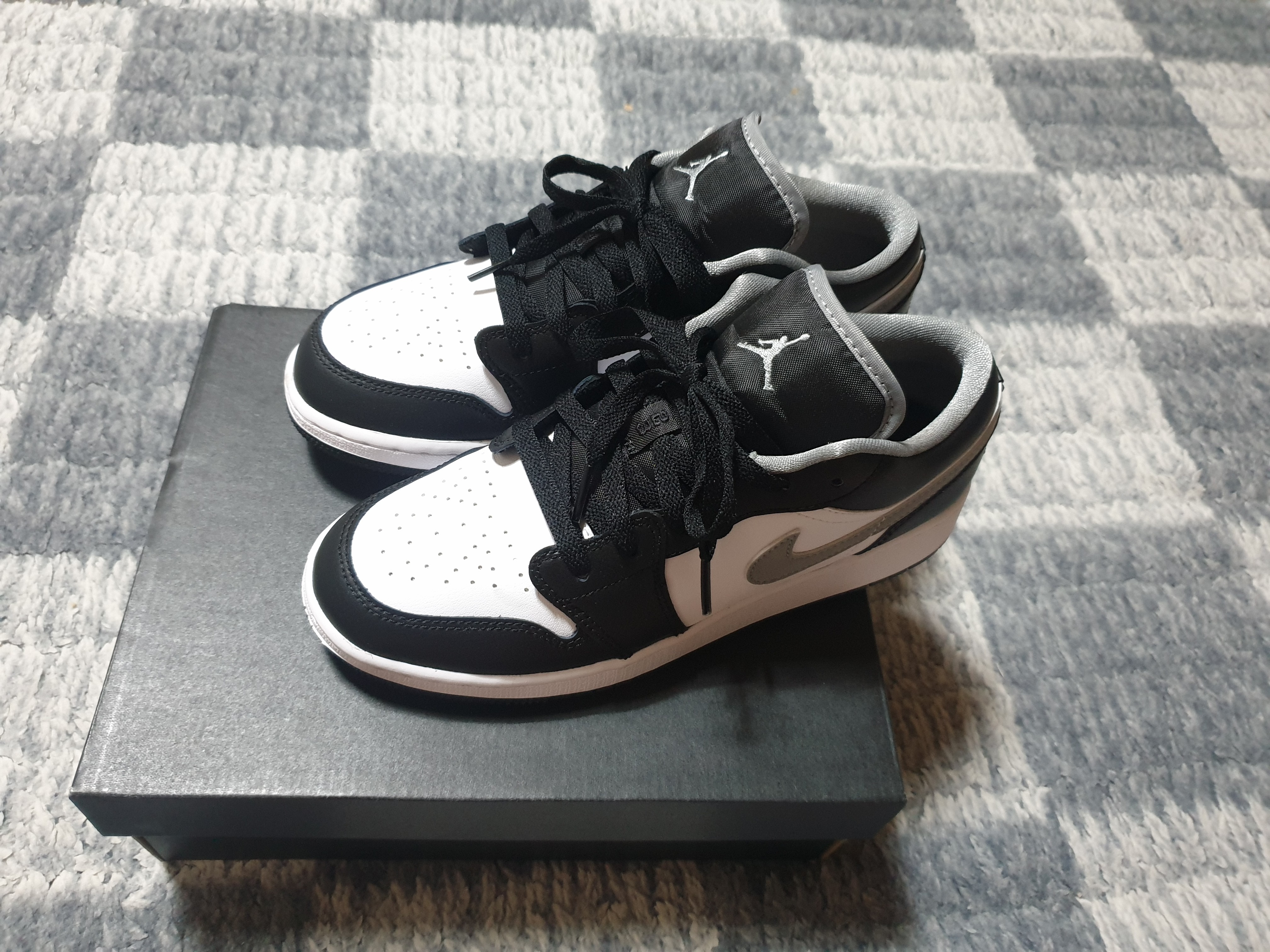 Jordan 1 Low Black Particle Grey, (GS) Jordan 1 Low Black Particle Grey 착용 스타일 - 2