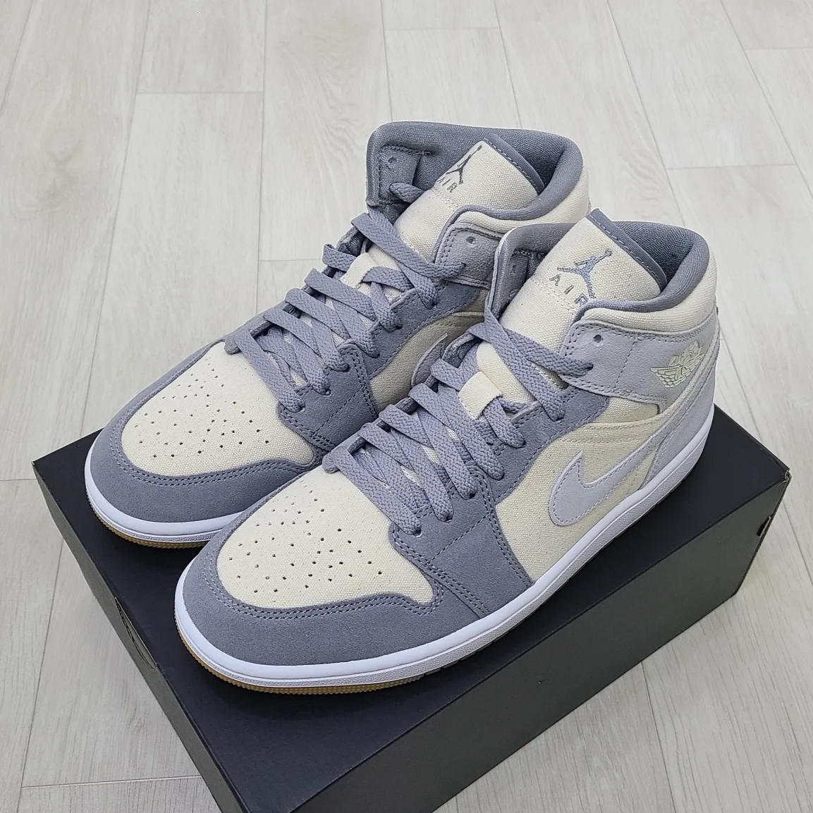 Jordan 1 Mid SE Coconut Milk Particle Grey 착용 스타일 - 2