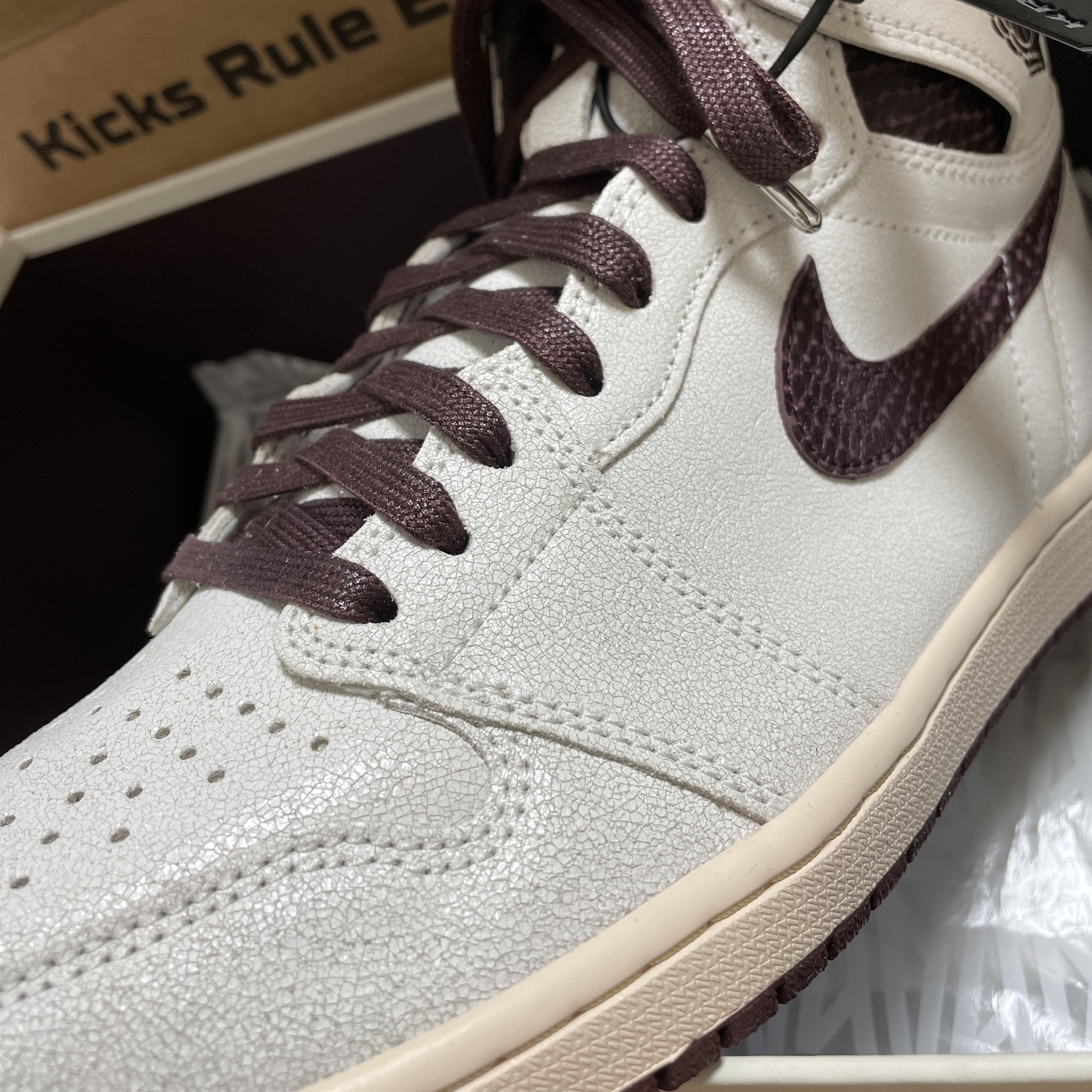 Jordan 1 x A Ma Maniere Retro High OG SP Sail and Burgundy 착용 스타일