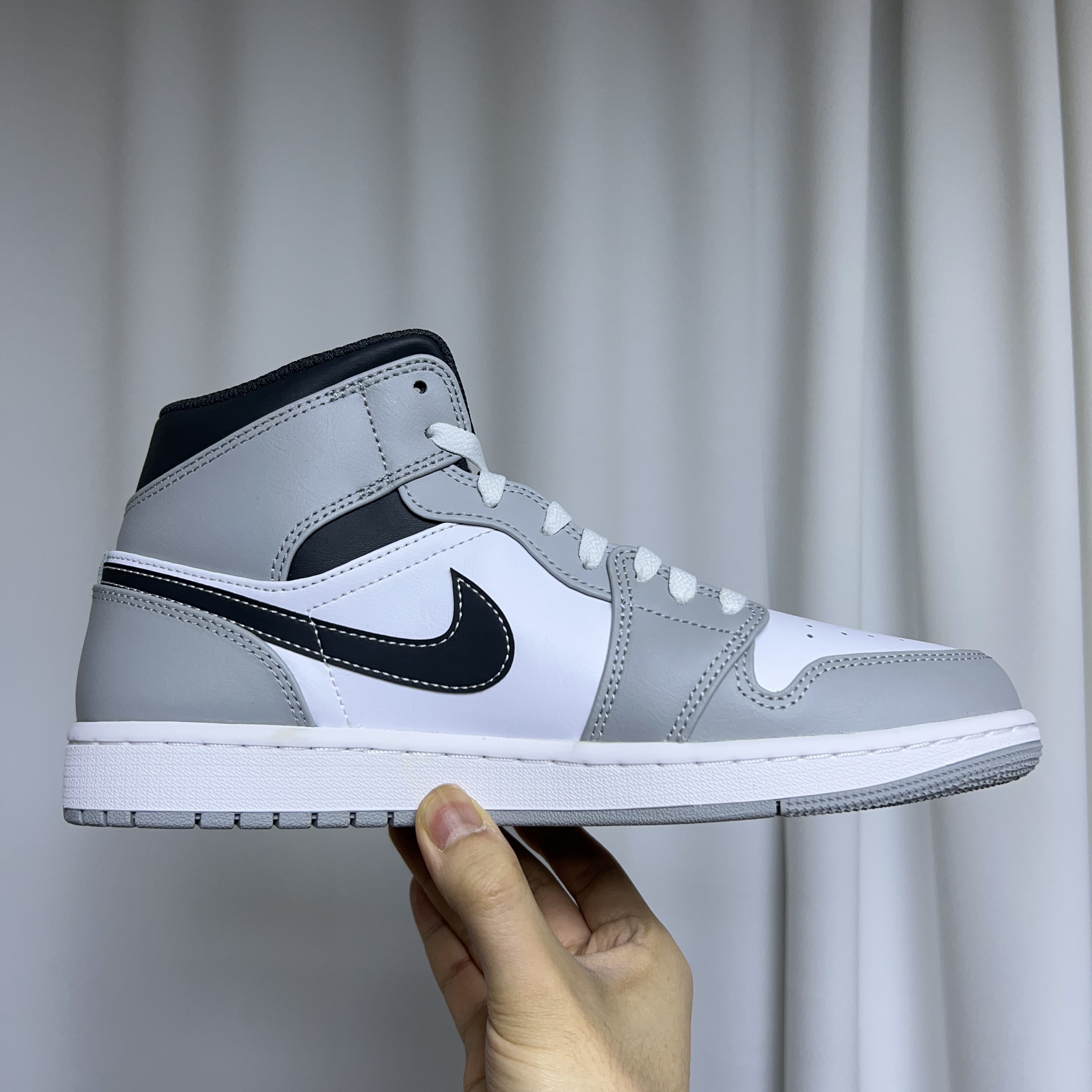 Jordan 1 Mid Light Smoke Grey Anthracite 착용 스타일 - 2