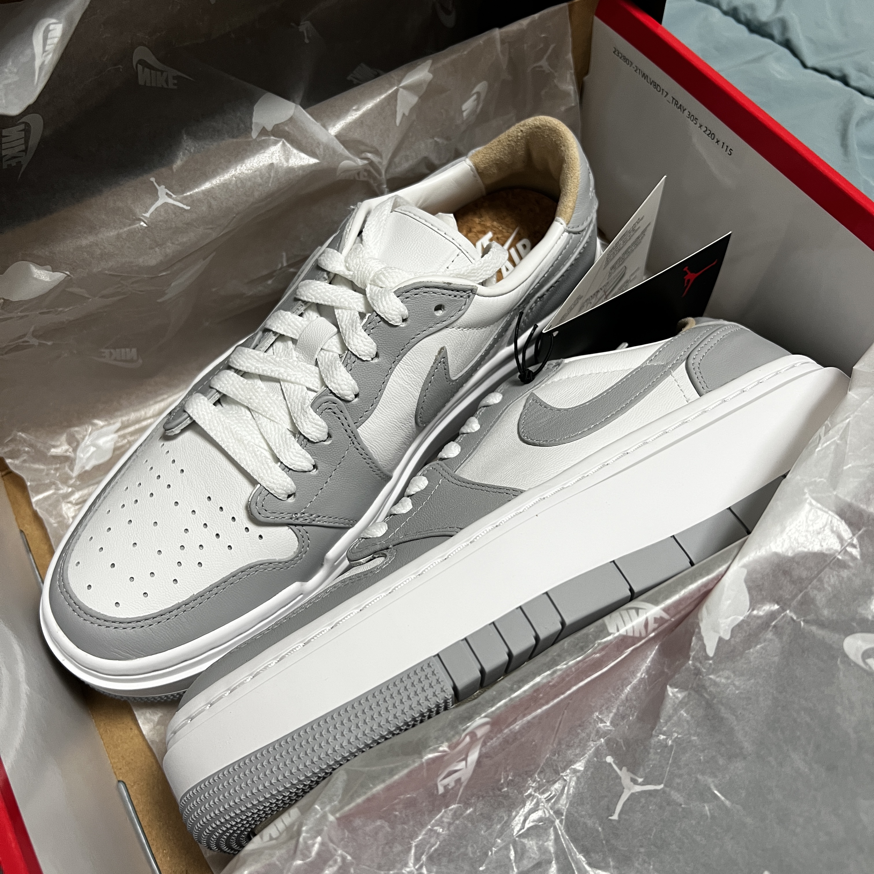 (W) Jordan 1 Elevate Low White and Wolf Grey 착용 스타일 - 5