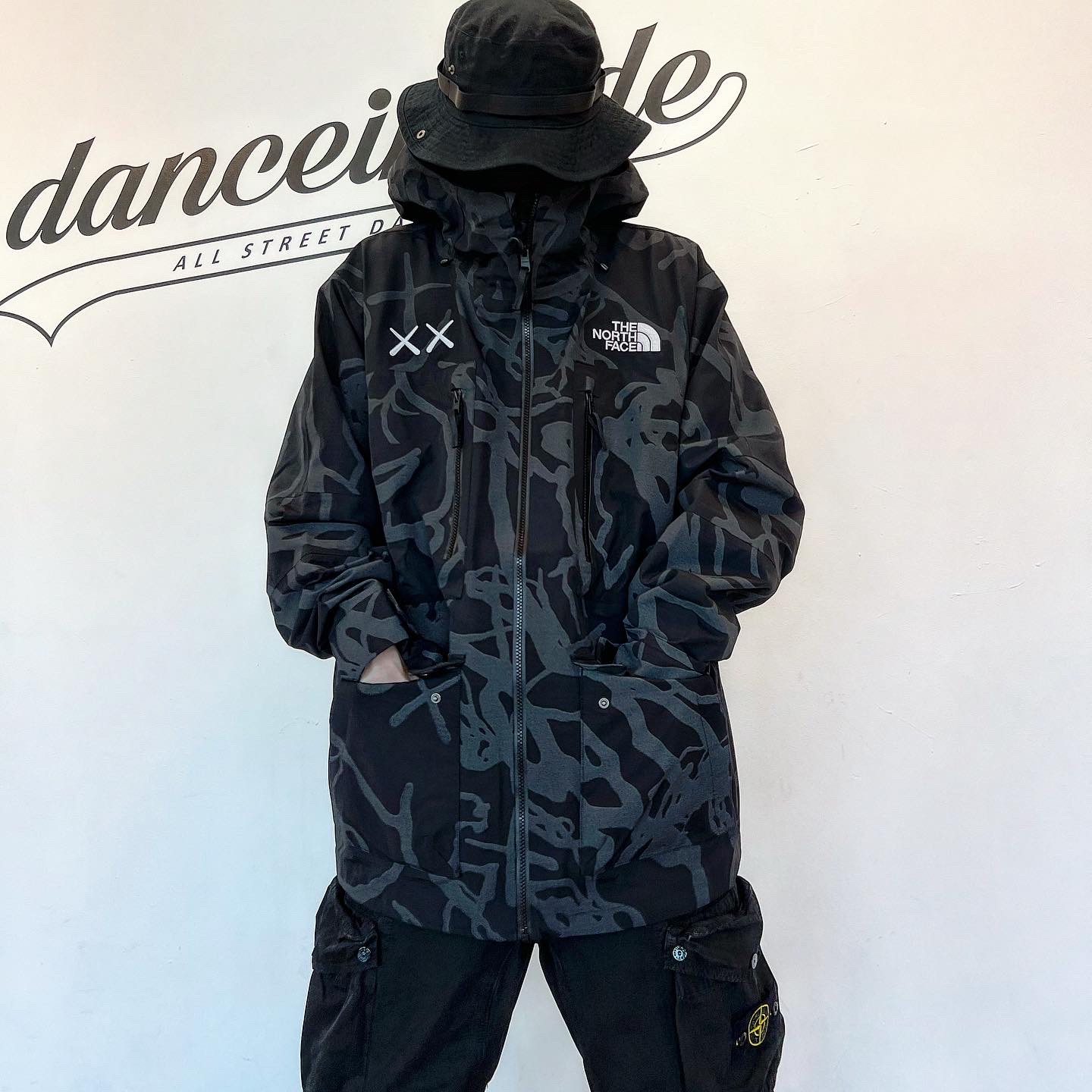 The North Face x Kaws Freeride Jacket Black Dragline Print 착용 스타일