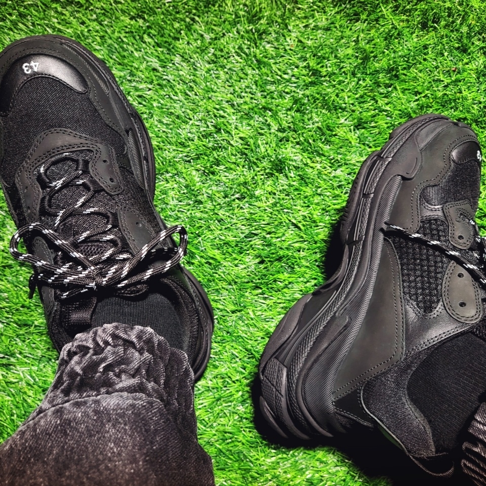 Balenciaga Triple S Sneakers Black 2020 착용 스타일 - 5
