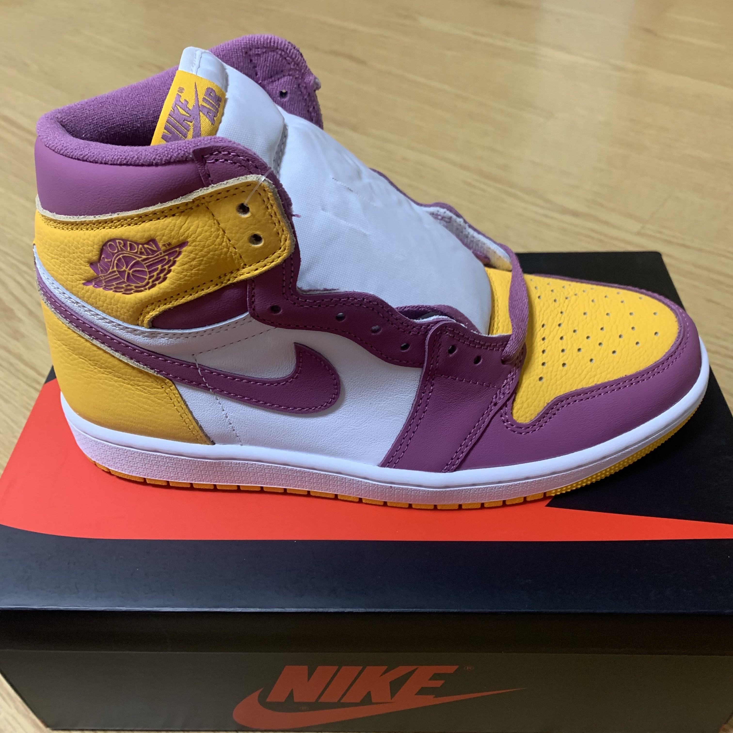 Jordan 1 Retro High OG University Gold Light Bordeaux 착용 스타일 - 3