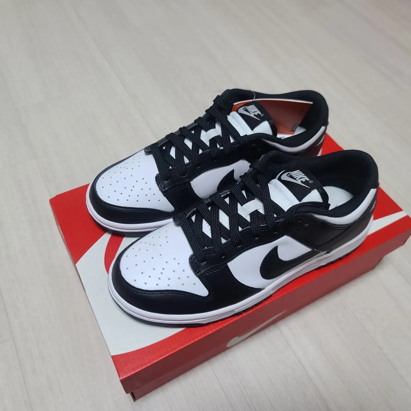 (W) Nike Dunk Low Black 착용 스타일 - 1