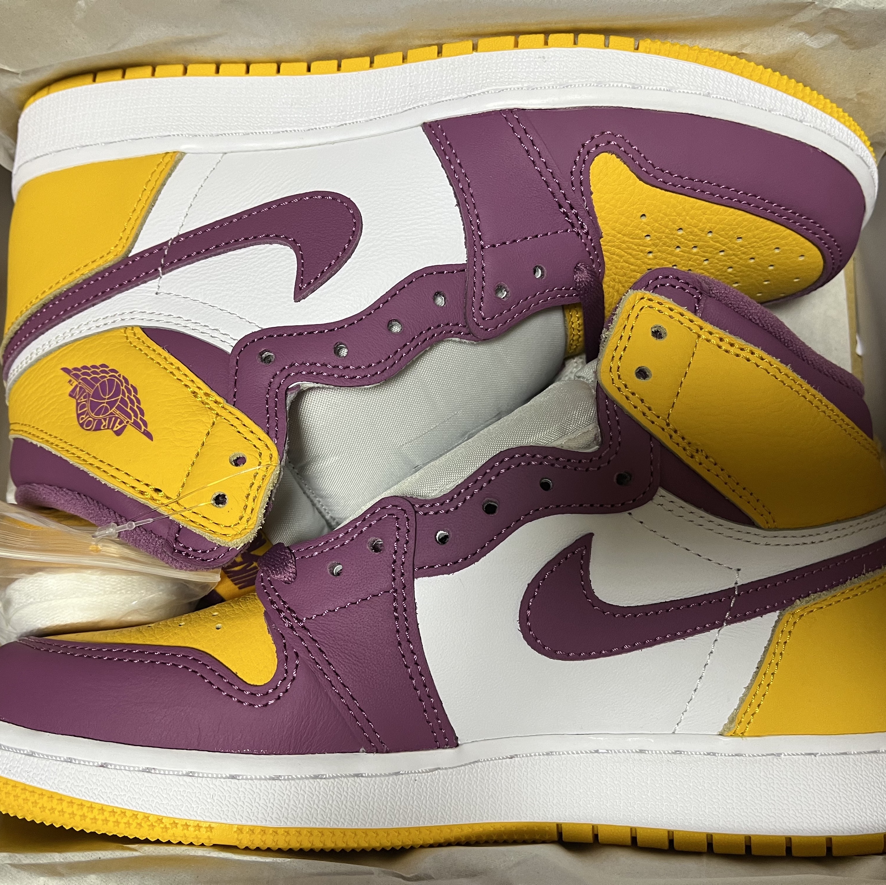 Jordan 1 Retro High OG University Gold Light Bordeaux 착용 스타일