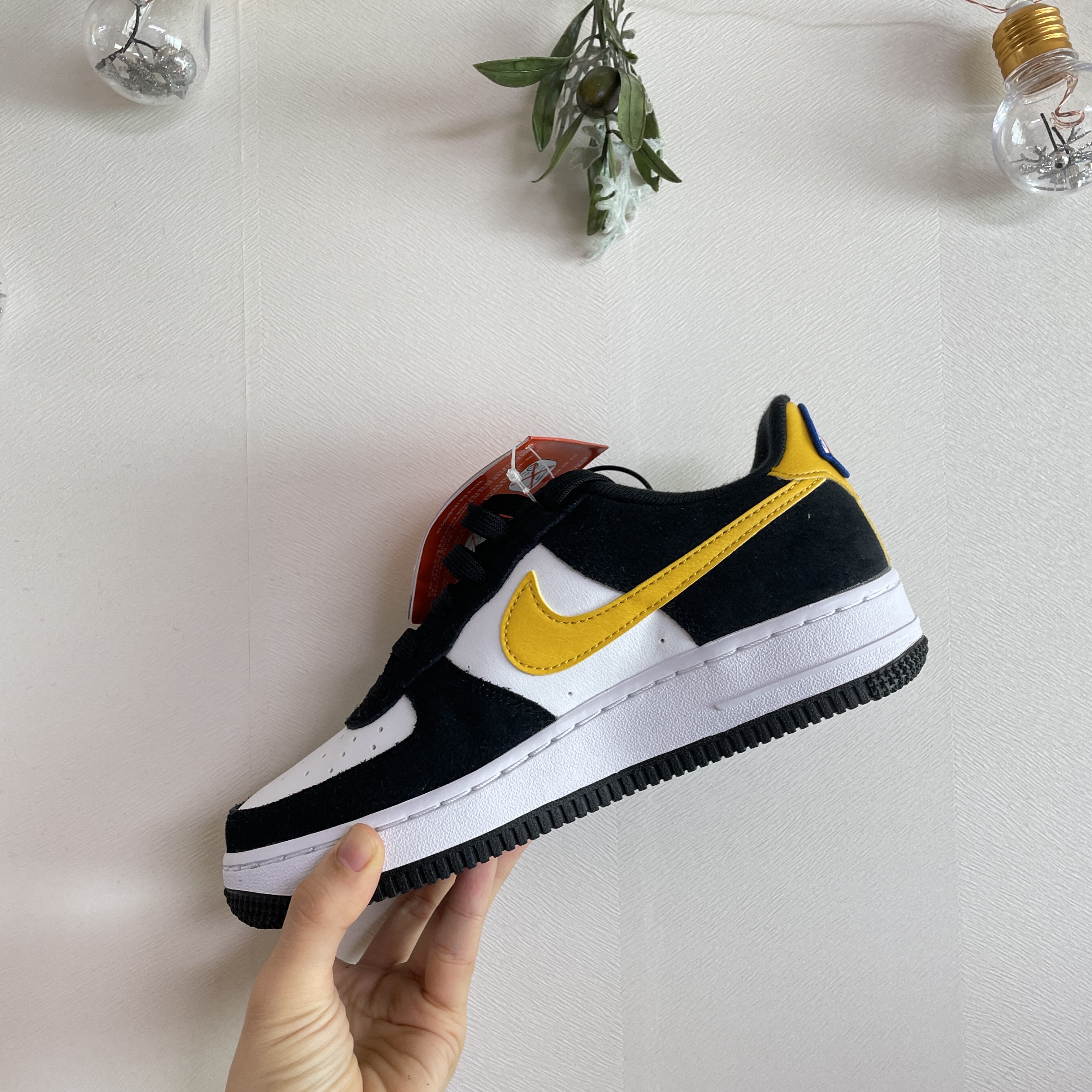 (GS) Nike Air Force 1 LV8 Athletic Club Black Dark Sulfur 착용 스타일 - 1