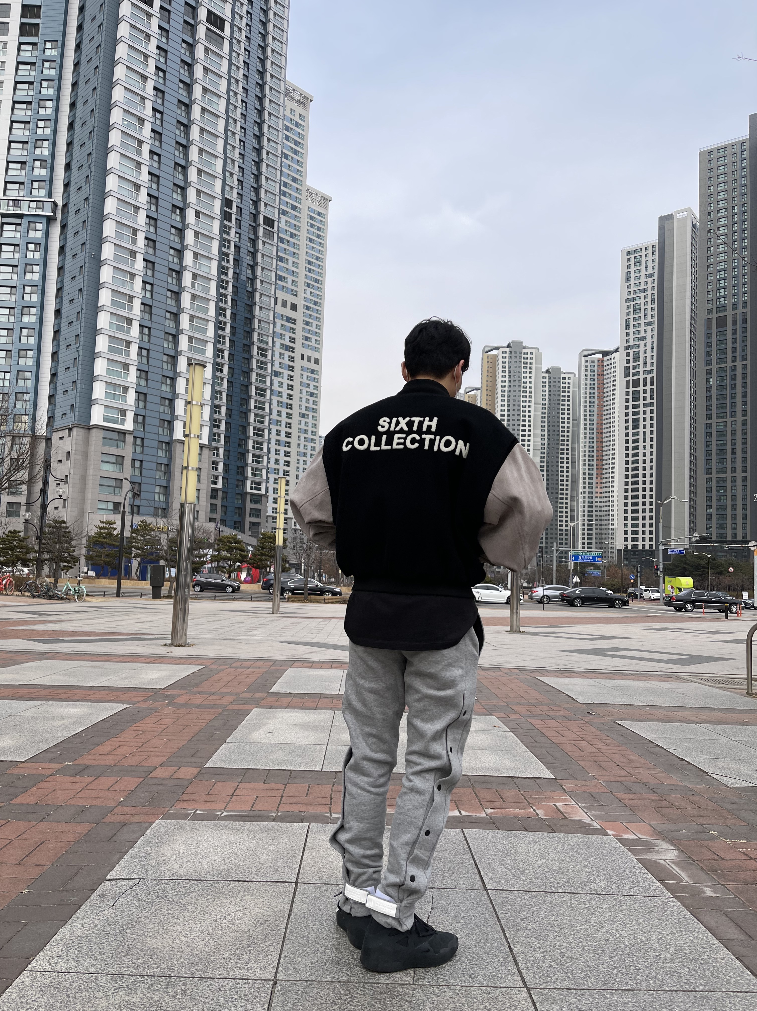 Nike x Fear of God Air Fear of God 1 Triple Black, Nike x Fear of God NRG Tear Away Pants Dark Grey Heather 착용 스타일 - 2