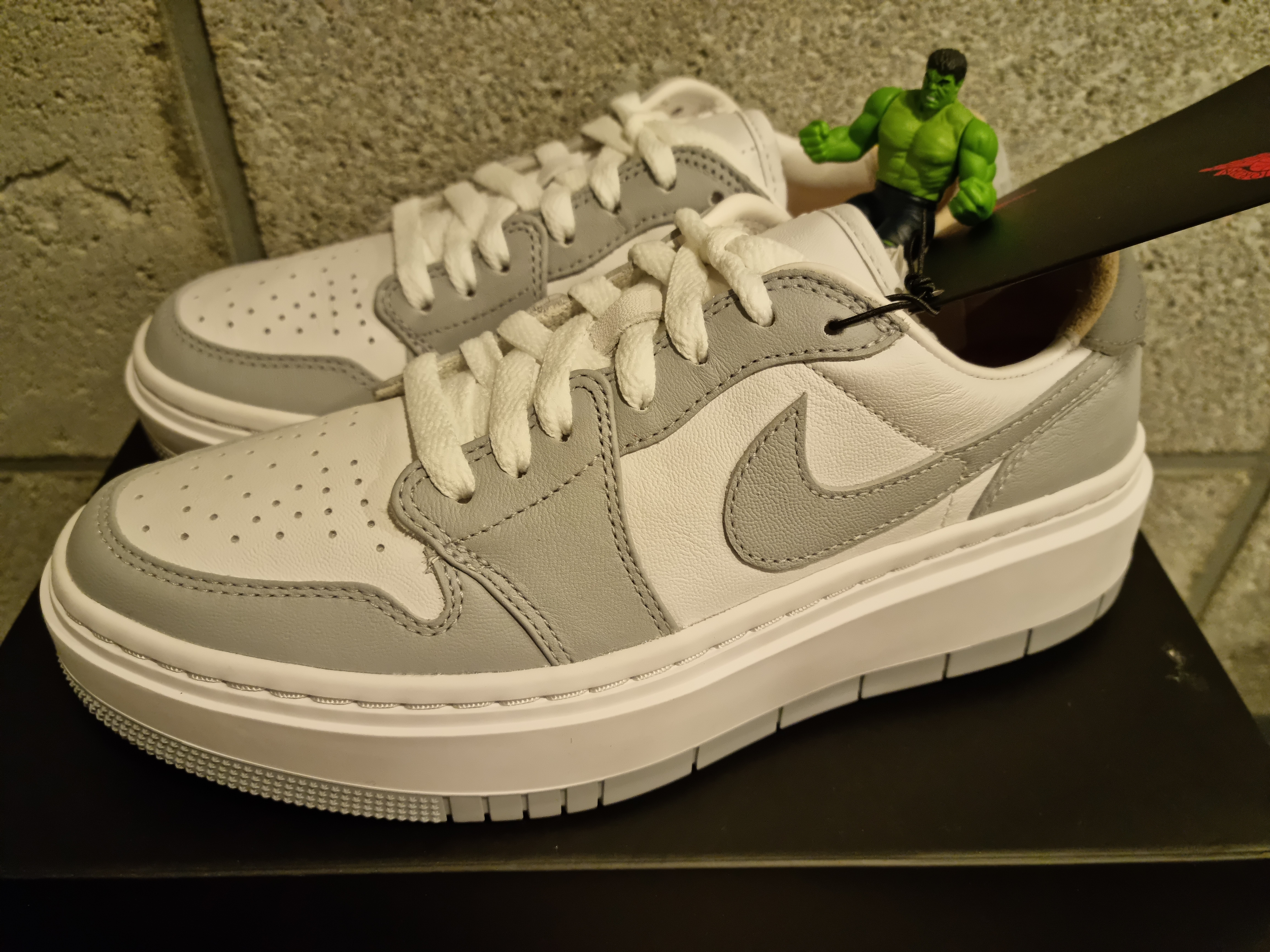 (W) Jordan 1 Elevate Low White and Wolf Grey 착용 스타일 - 1
