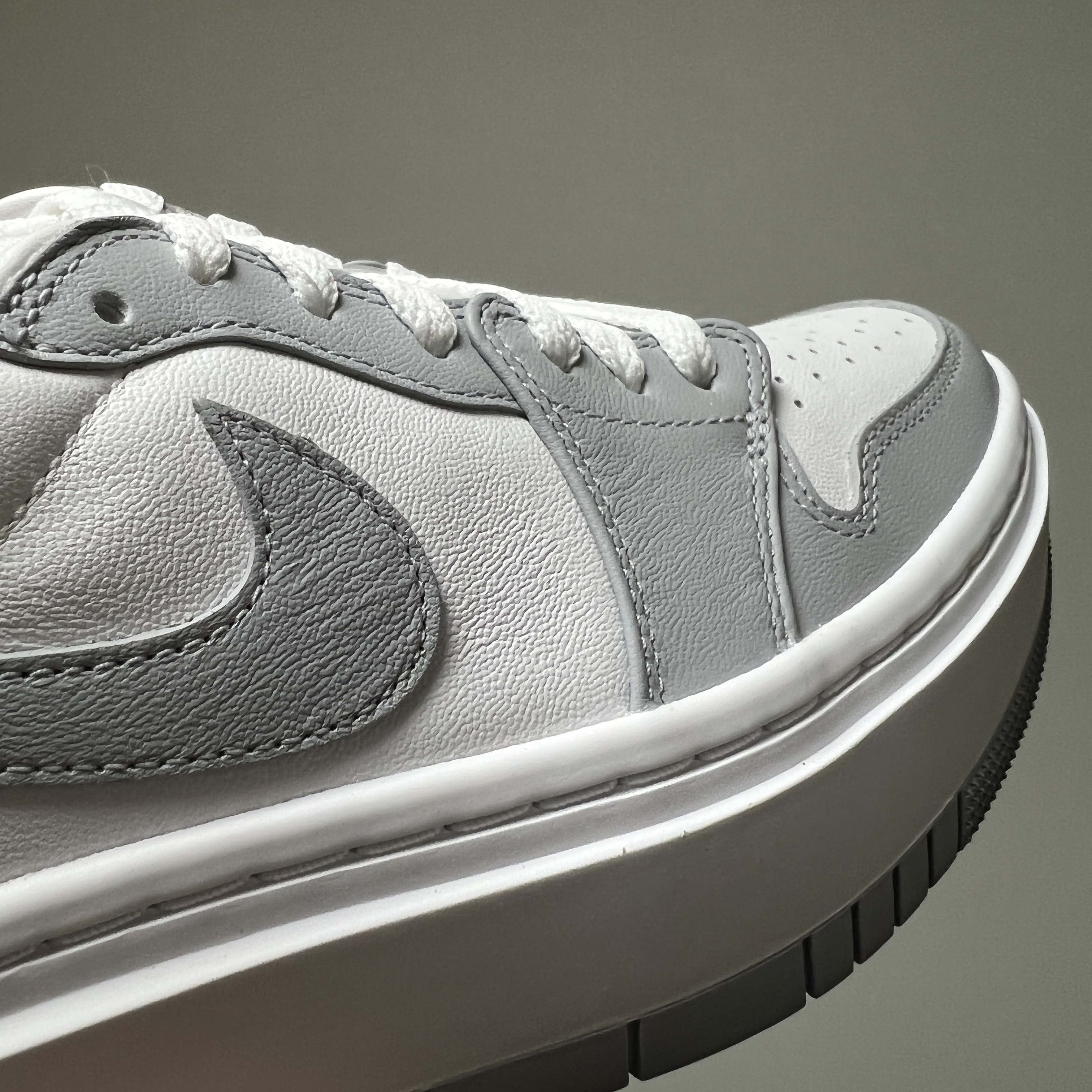(W) Jordan 1 Elevate Low White and Wolf Grey 착용 스타일 - 3