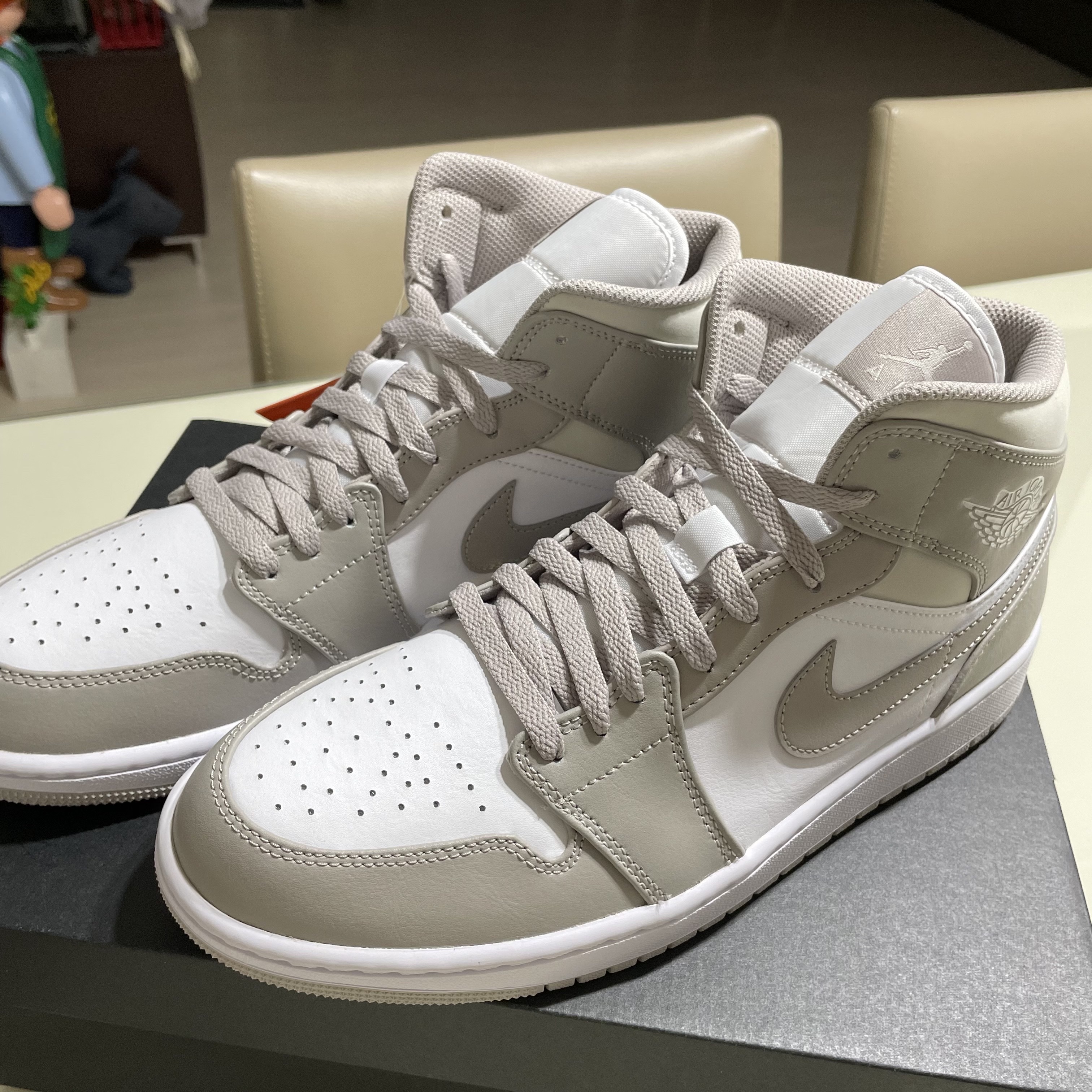 Jordan 1 Mid College Grey 착용 스타일 - 2