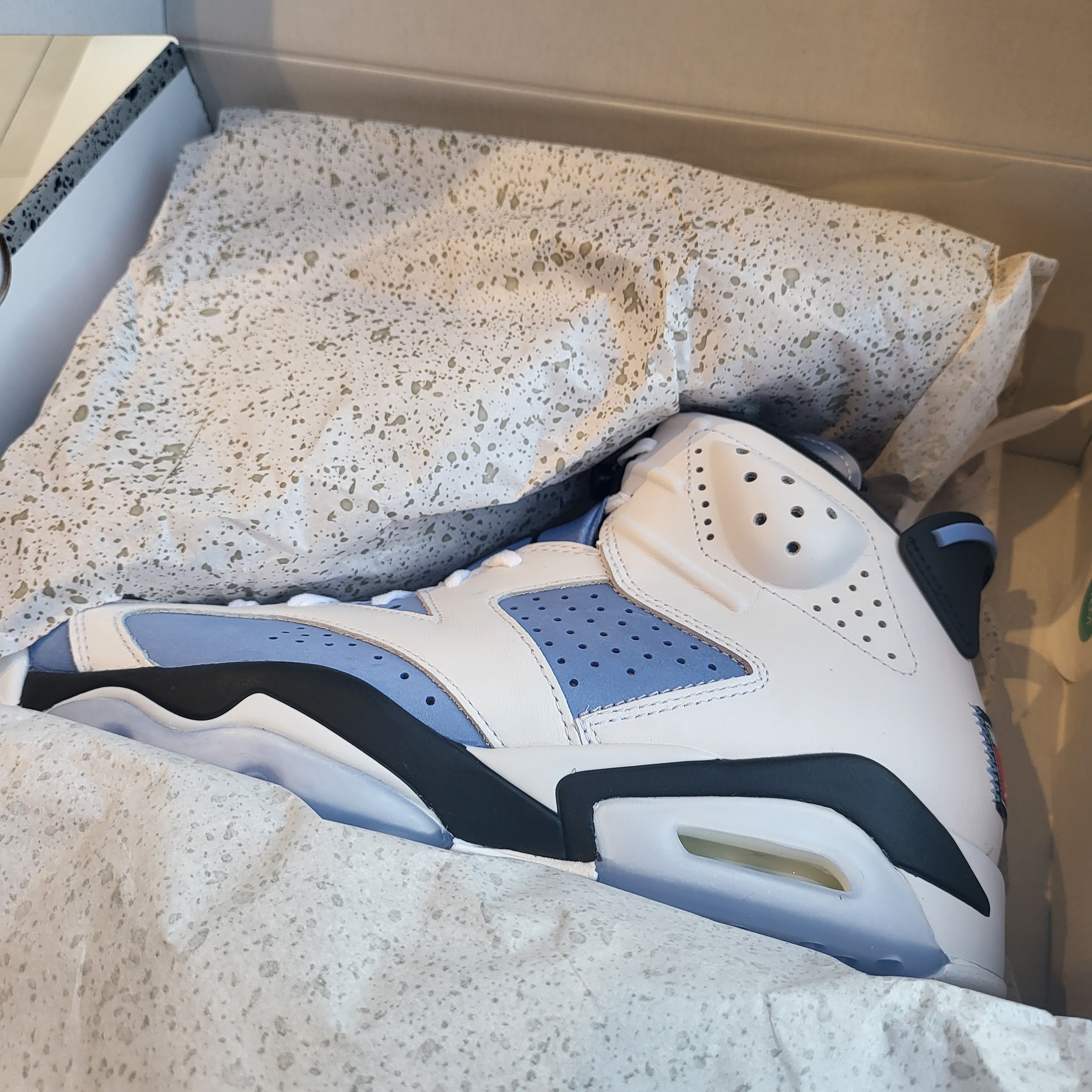 Jordan 6 Retro University Blue 착용 스타일 - 3