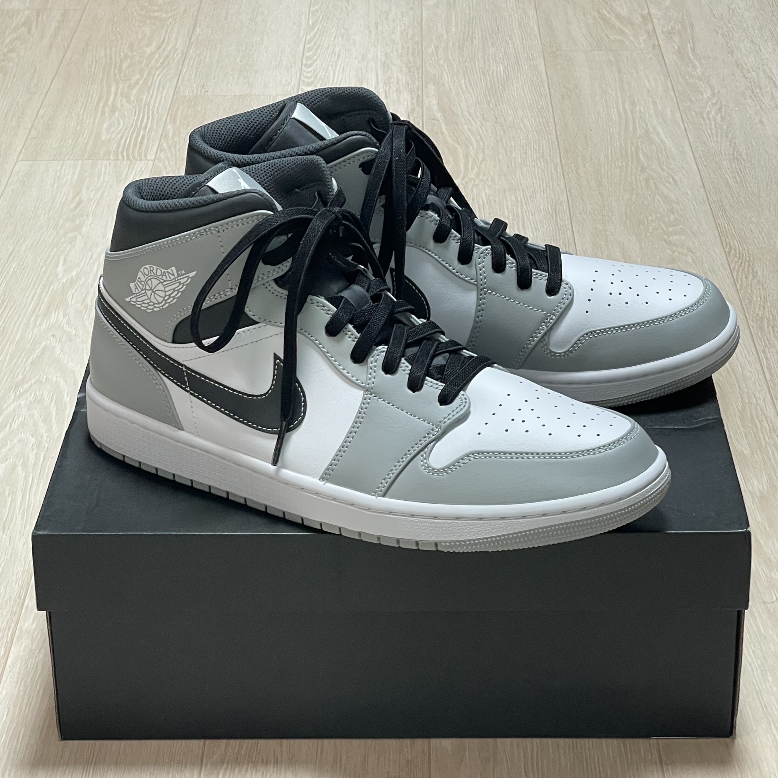 Jordan 1 Mid Light Smoke Grey Anthracite 착용 스타일 - 2