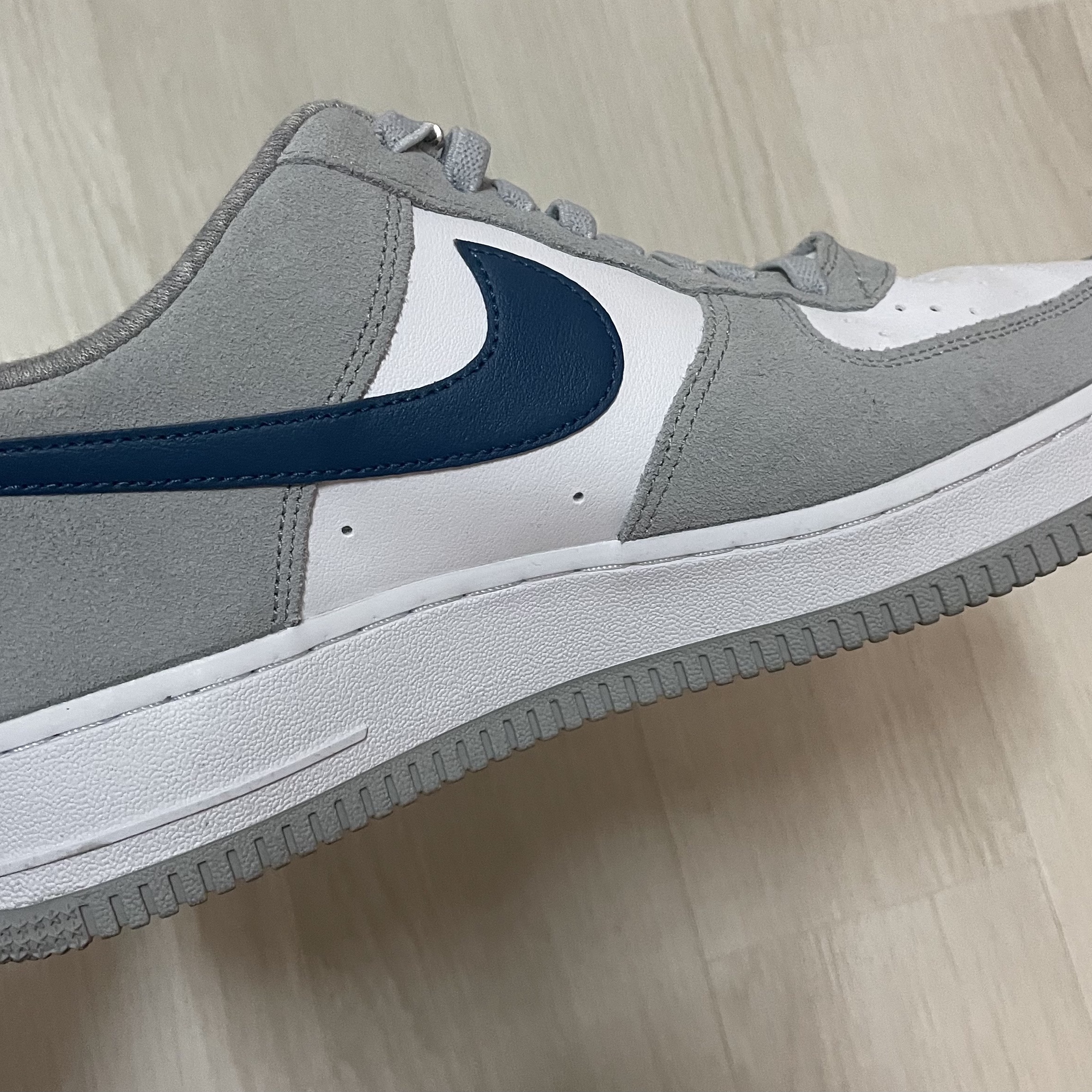 Nike Air Force 1 '07 LV8 Athletic Club Light Smoke Grey Marina 착용 스타일 - 1