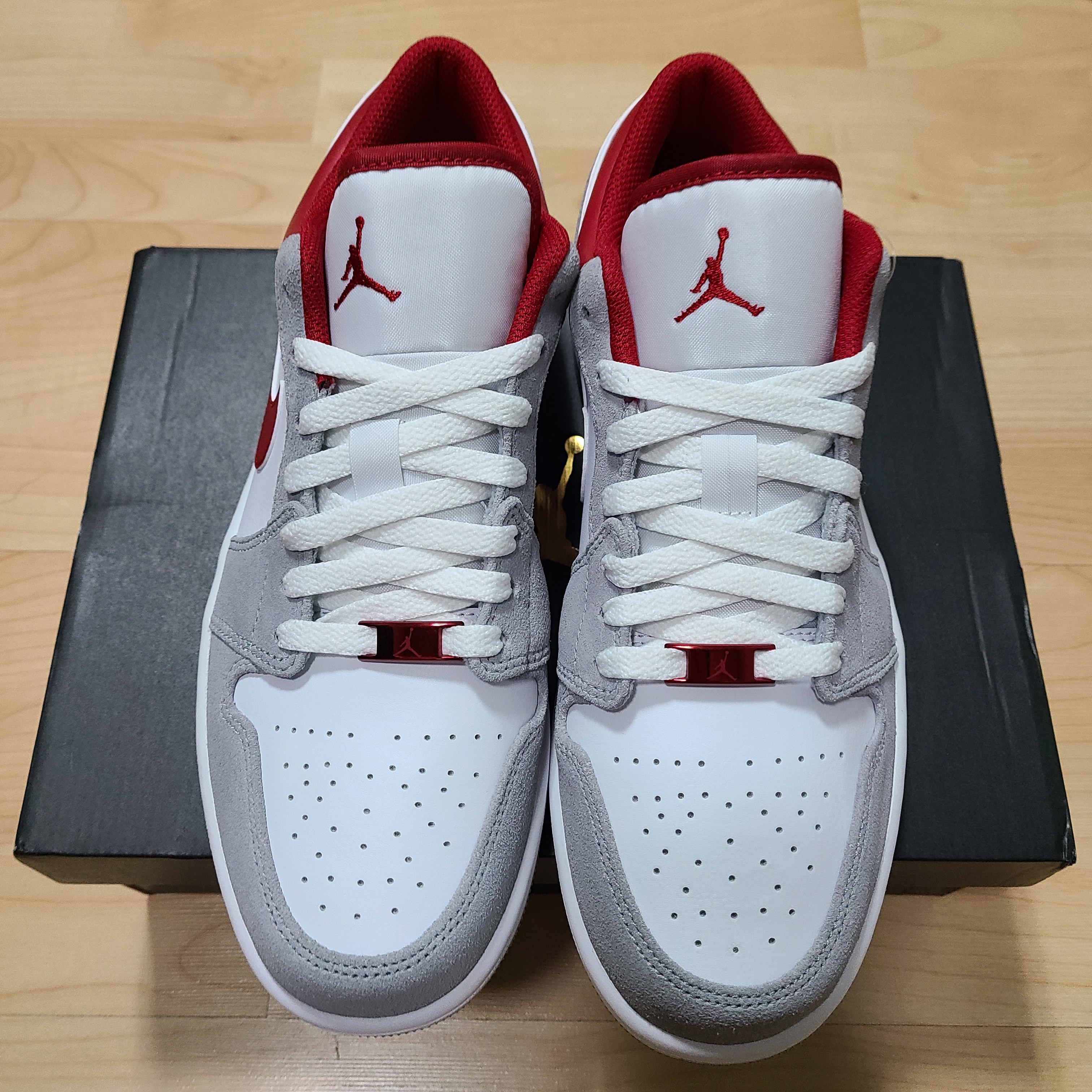 Jordan 1 Low SE Light Smoke Grey Gym Red 착용 스타일 - 3