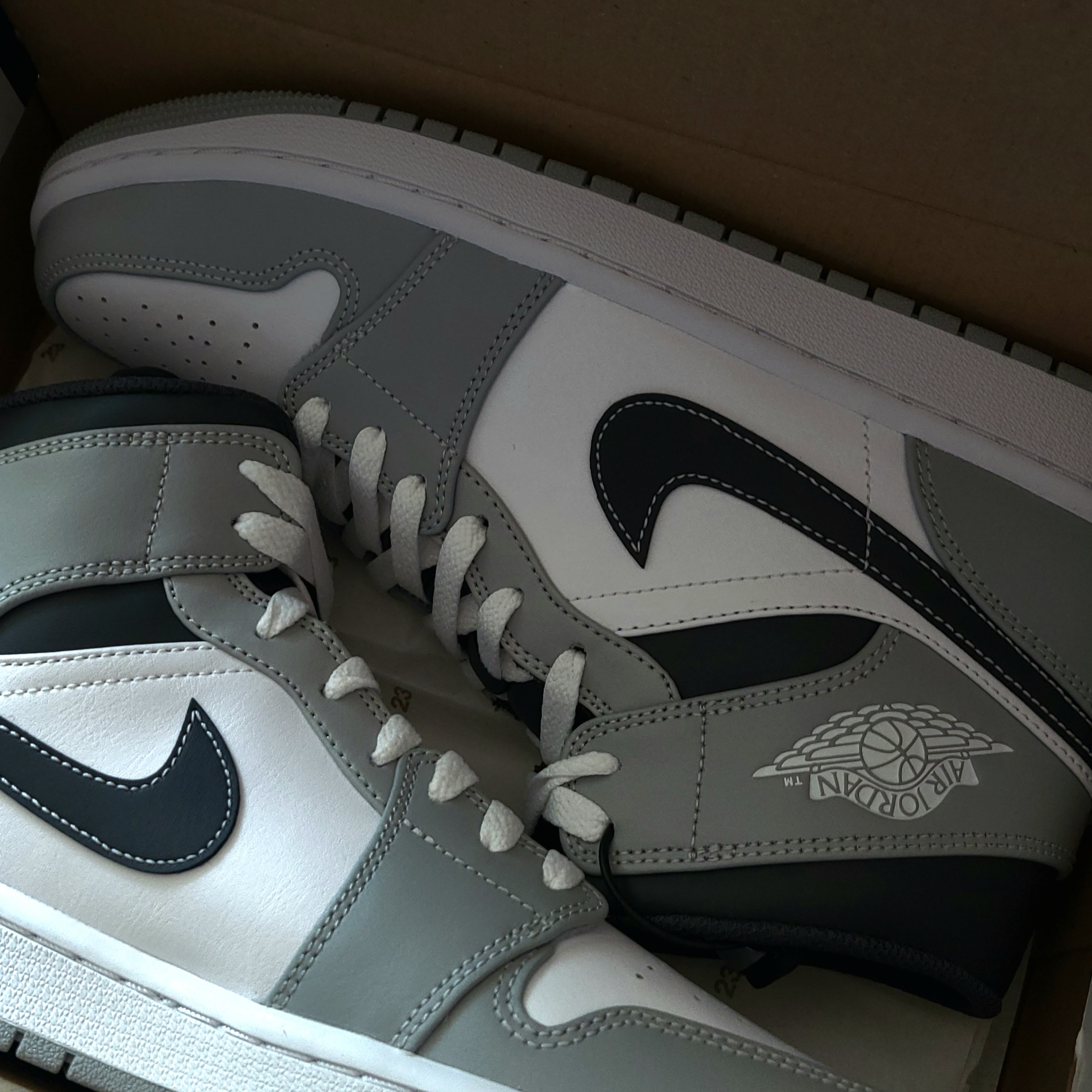Jordan 1 Mid Light Smoke Grey Anthracite 착용 스타일 - 2