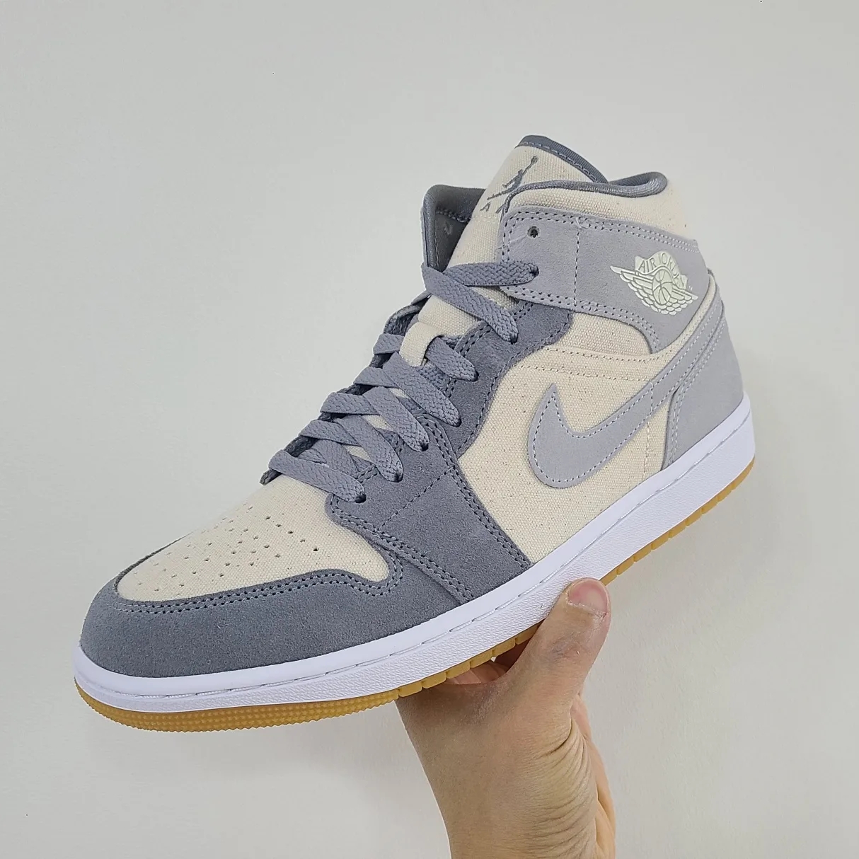 Jordan 1 Mid SE Coconut Milk Particle Grey 착용 스타일 - 1