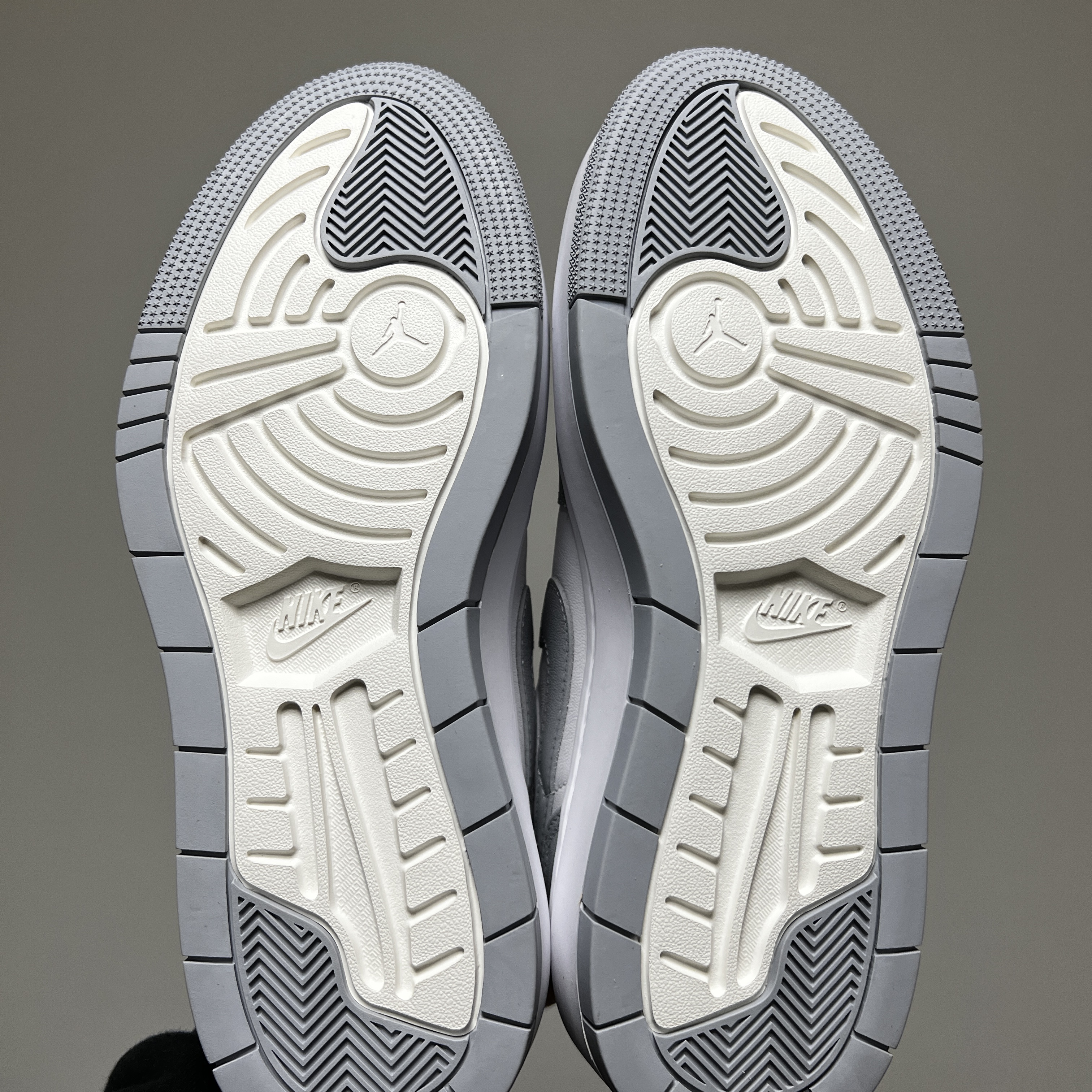 (W) Jordan 1 Elevate Low White and Wolf Grey 착용 스타일 - 4