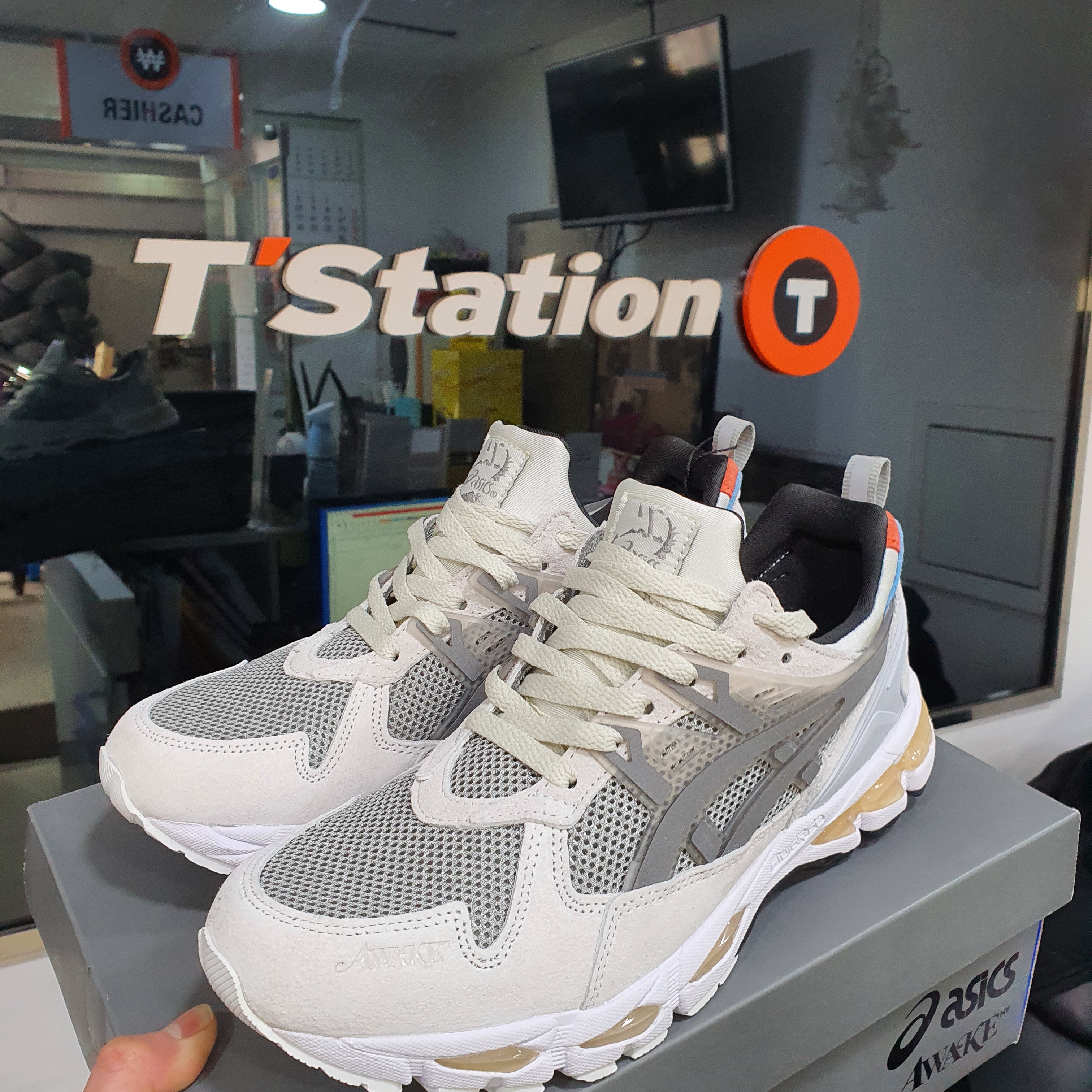 Asics x Awake NY Gel-Kayano Trainer 21 Cool Grey Pure Silver 착용 스타일 - 2