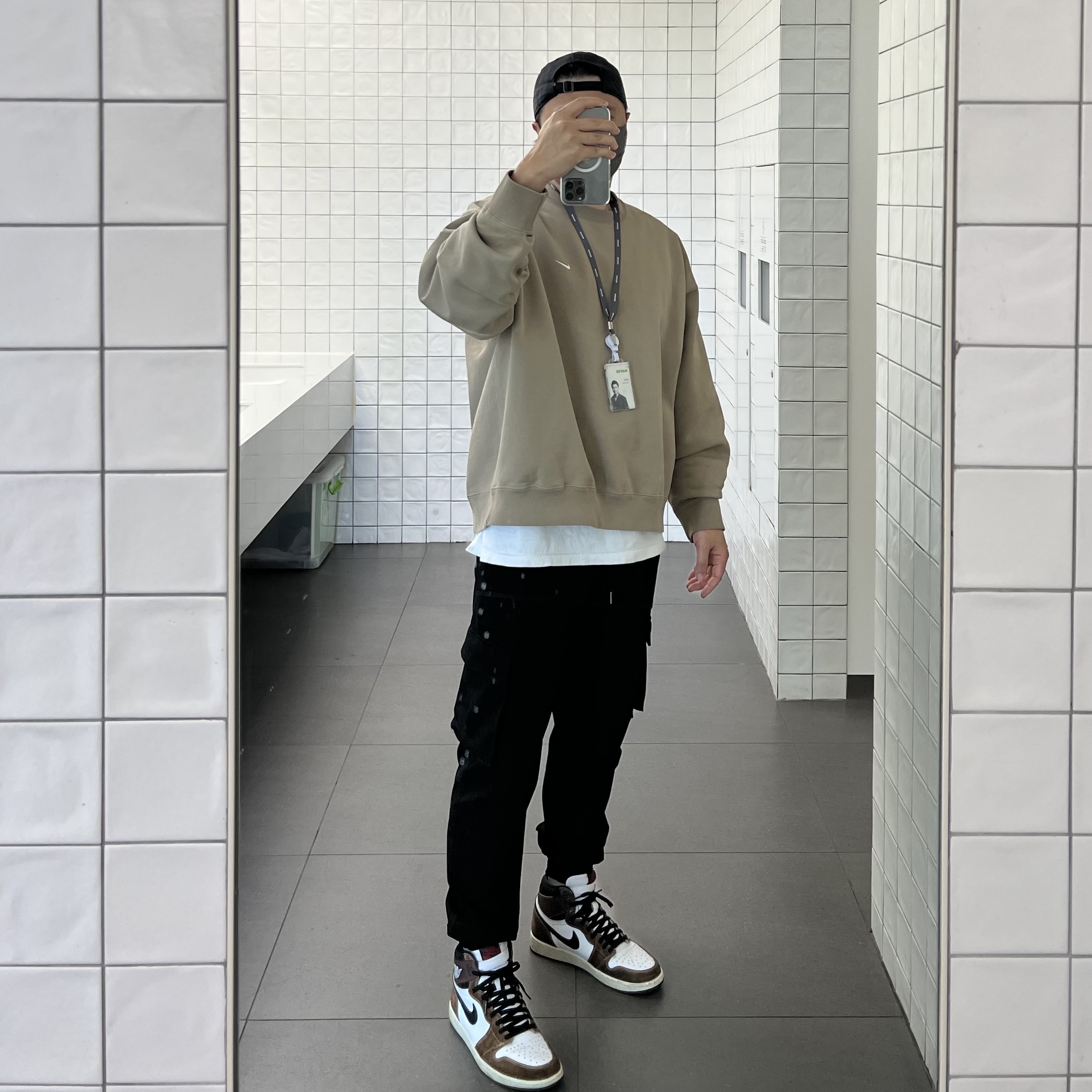 Jordan 1 Retro High OG Light Smoke Grey, Nike NRG Solo Swoosh Crew Fleece Khaki - US/EU 착용 스타일