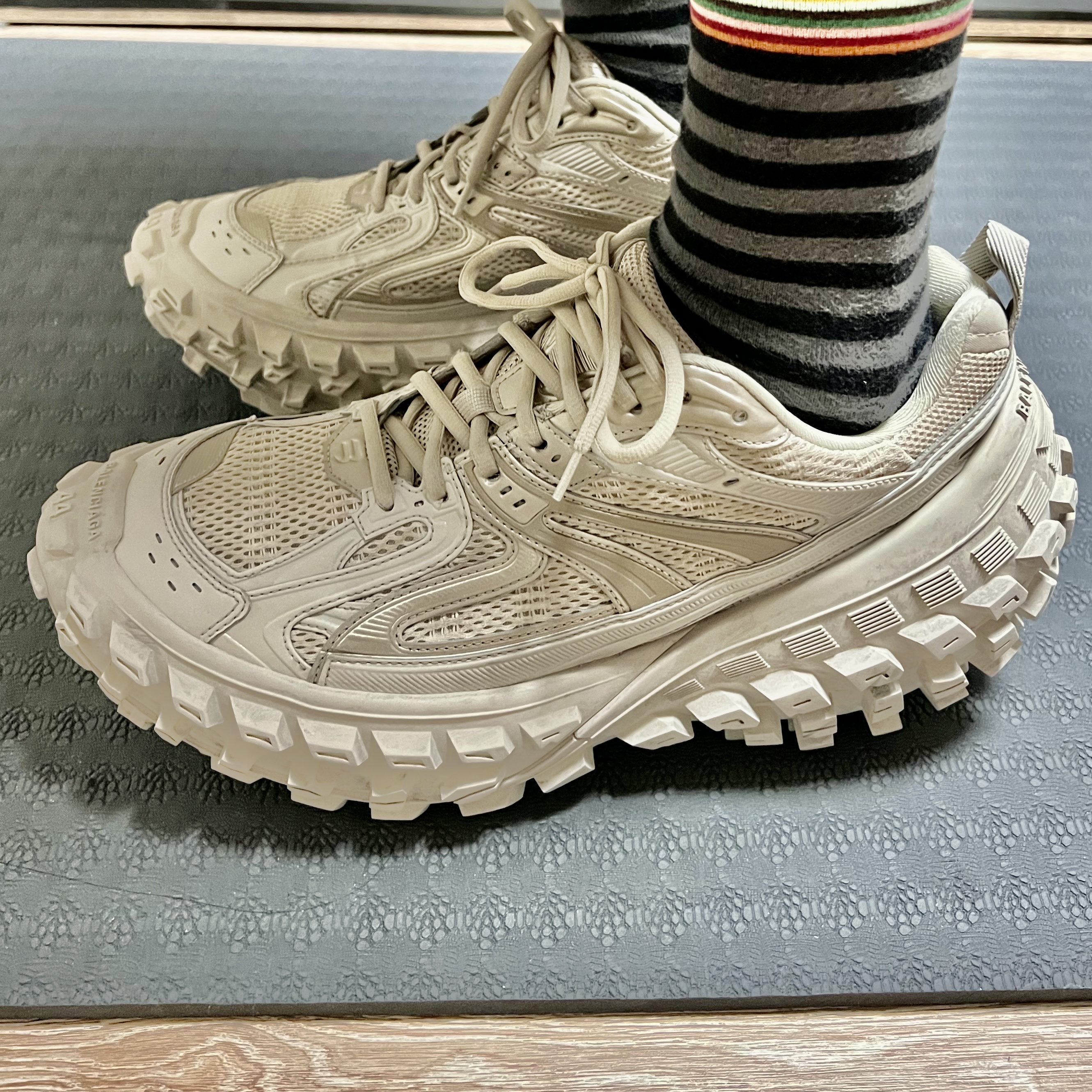 Balenciaga Defender Sneakers Beige 착용 스타일 - 1