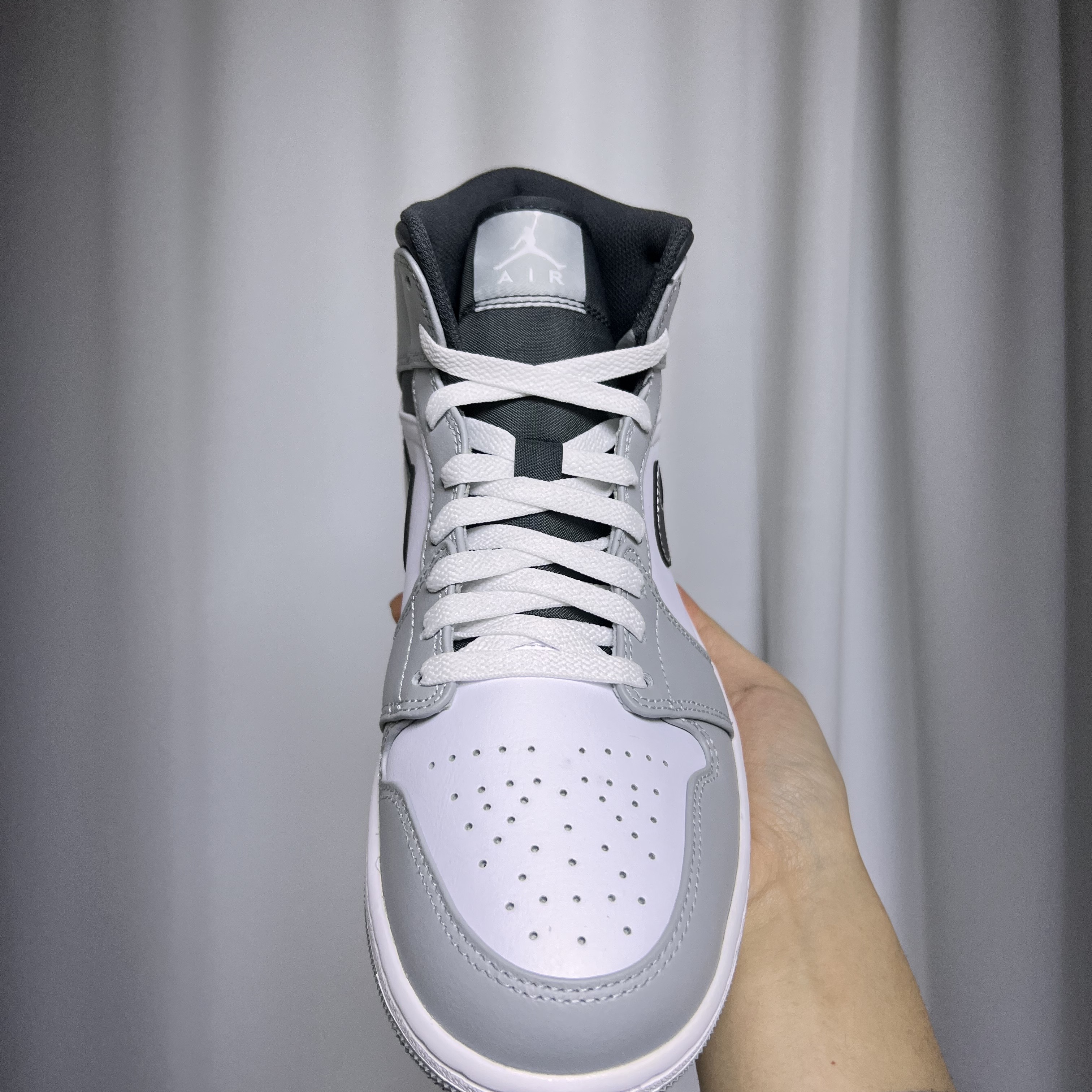 Jordan 1 Mid Light Smoke Grey Anthracite 착용 스타일 - 3