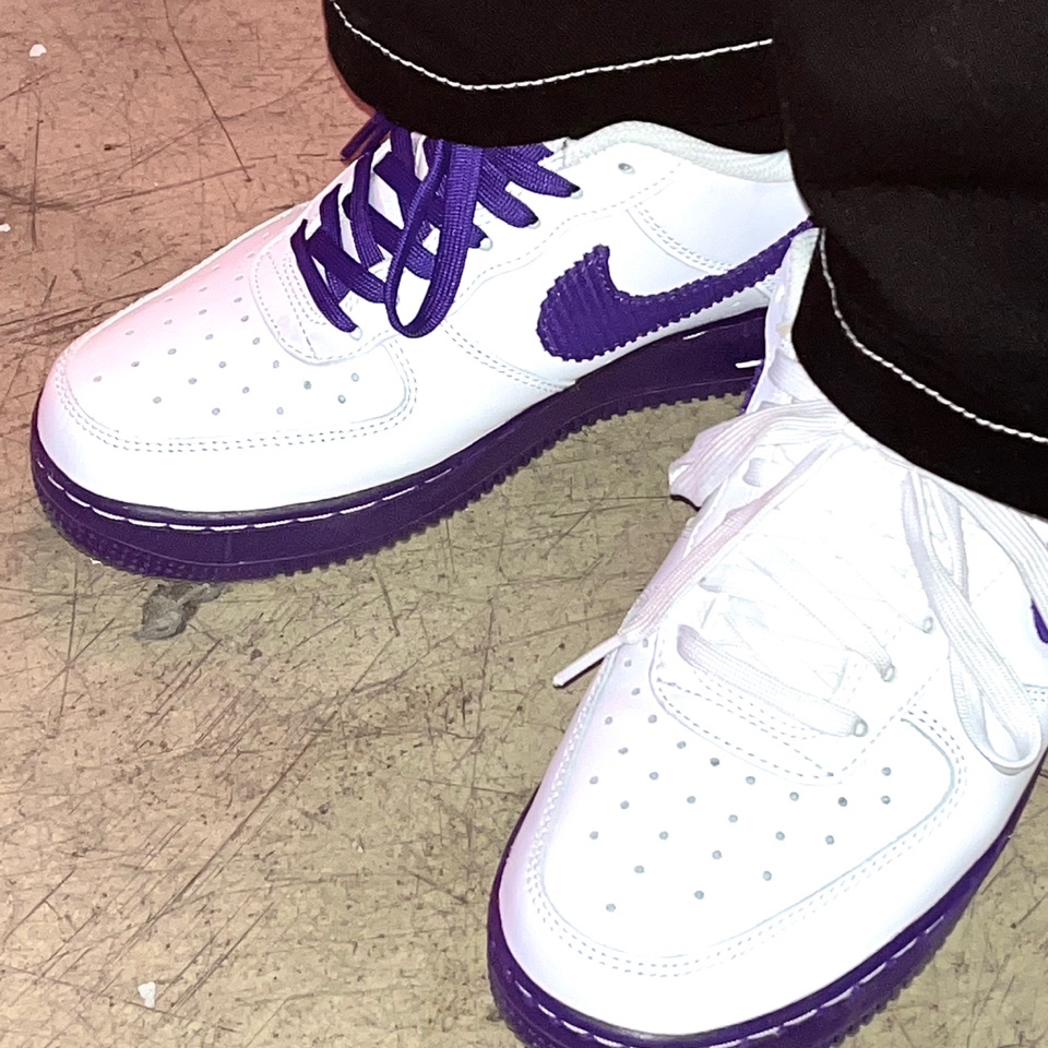 Nike Air Force 1 '07 LV8 EMB White and Court Purple 착용 스타일 - 3