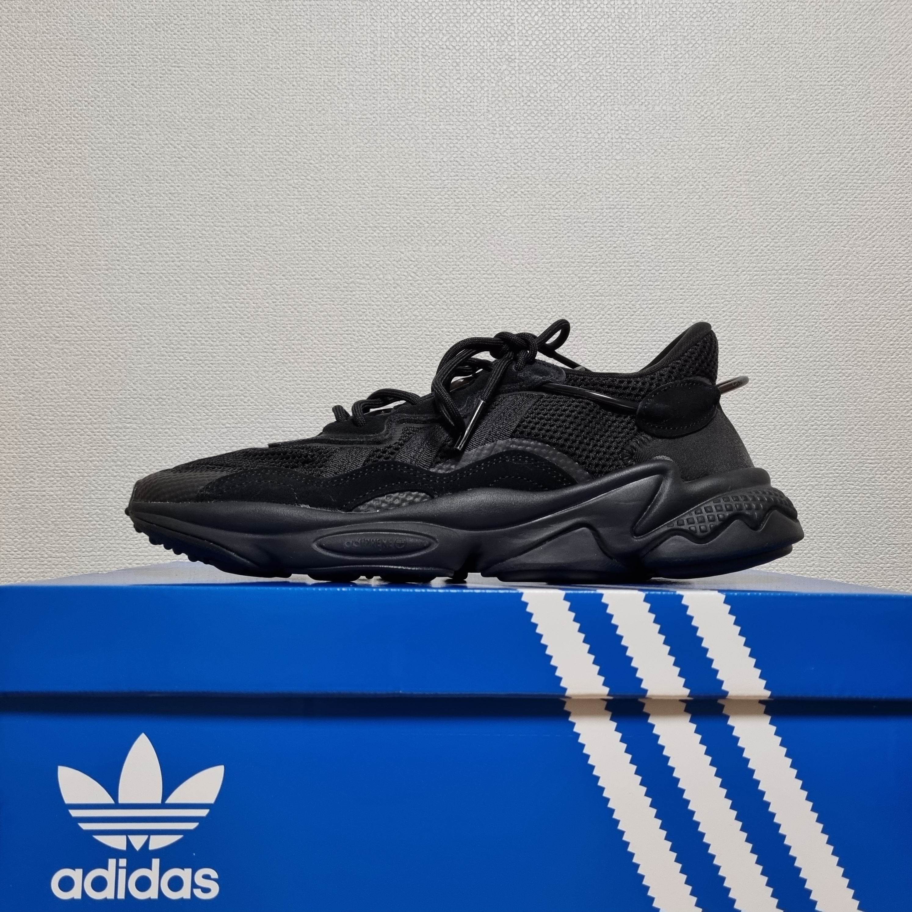 Adidas Ozweego Core Black 착용 스타일 - 1