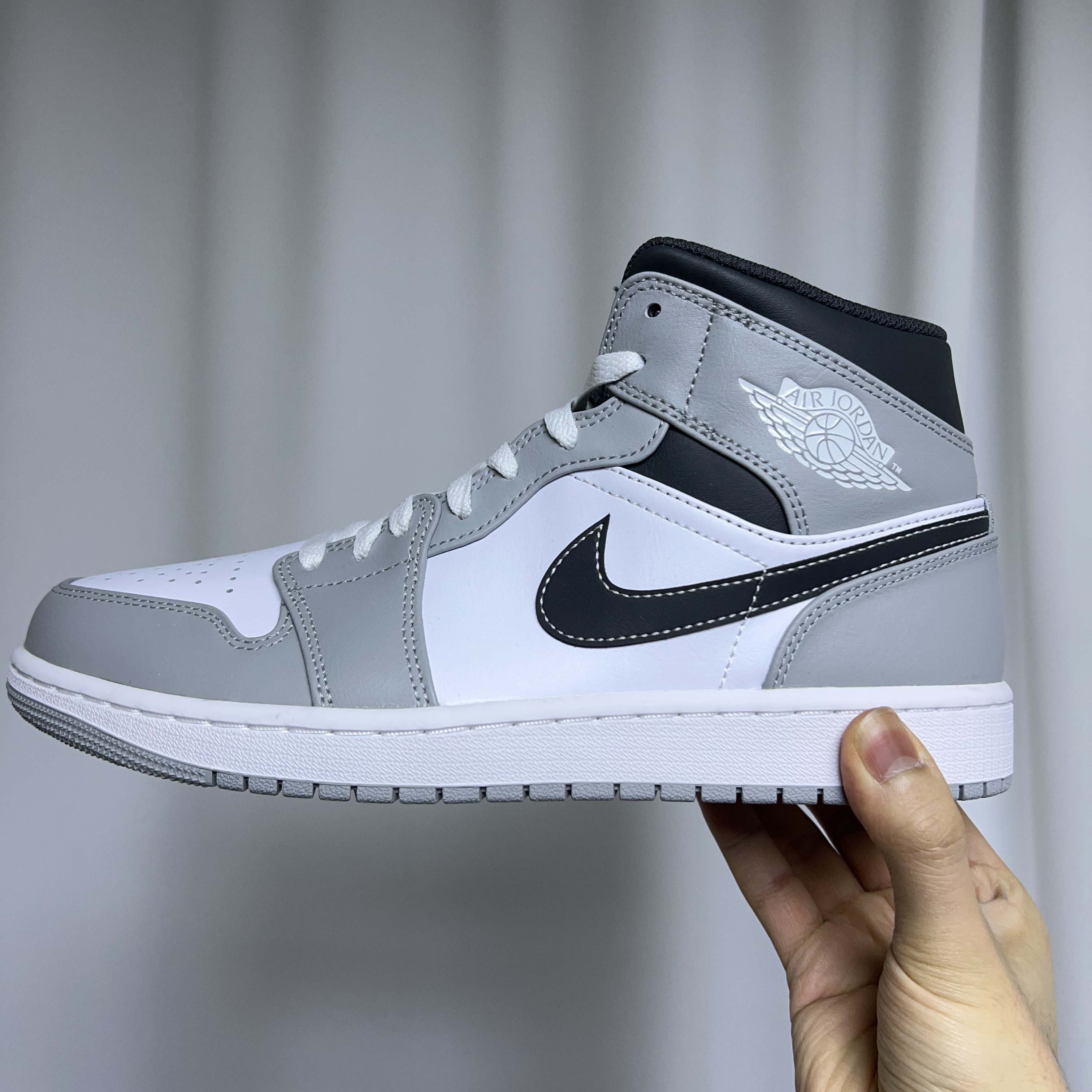 Jordan 1 Mid Light Smoke Grey Anthracite 착용 스타일 - 1
