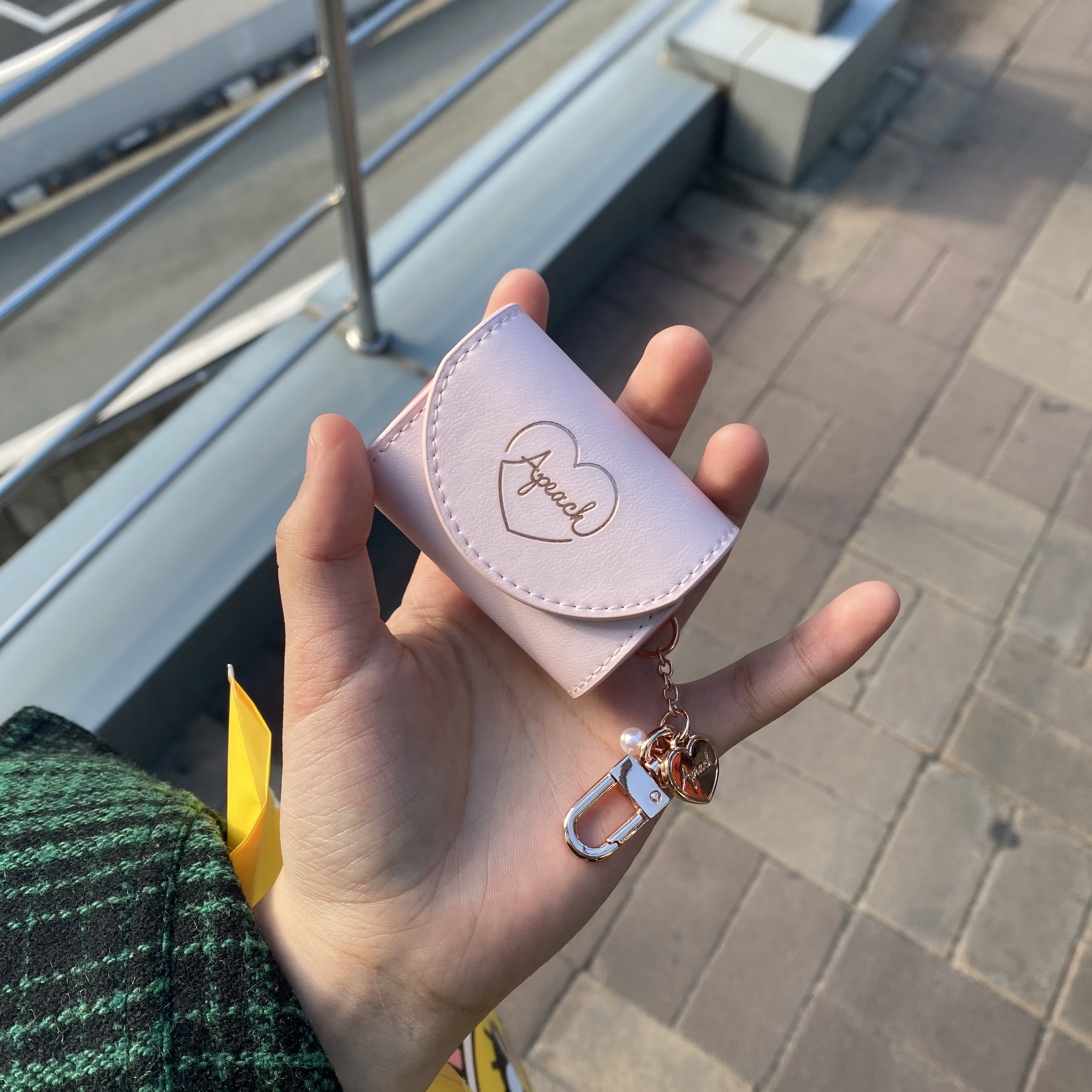 Apple AirPods Pro with MagSafe Charging Case (Korean Ver.) 착용 스타일