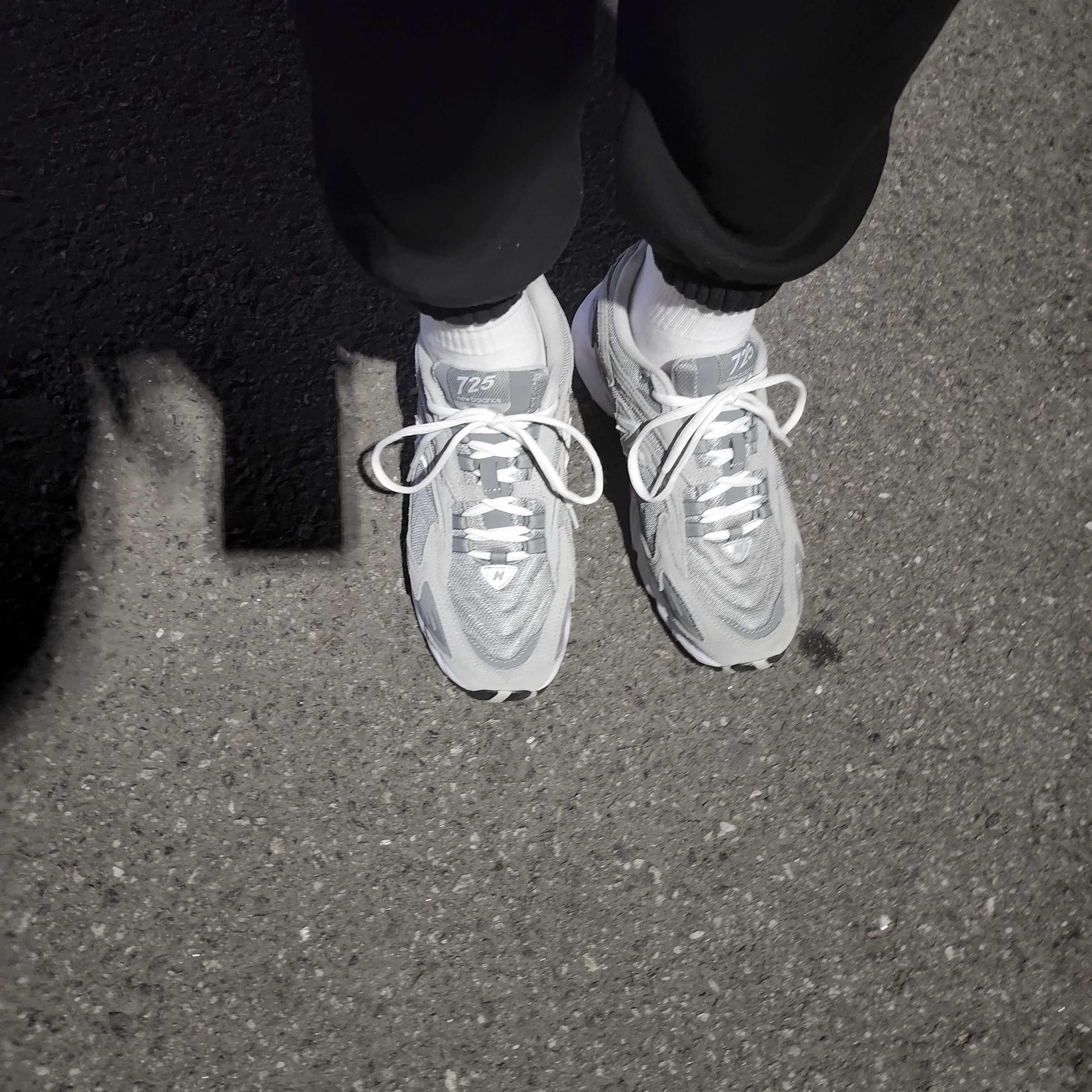 New Balance 725 Grey 착용 스타일 - 1