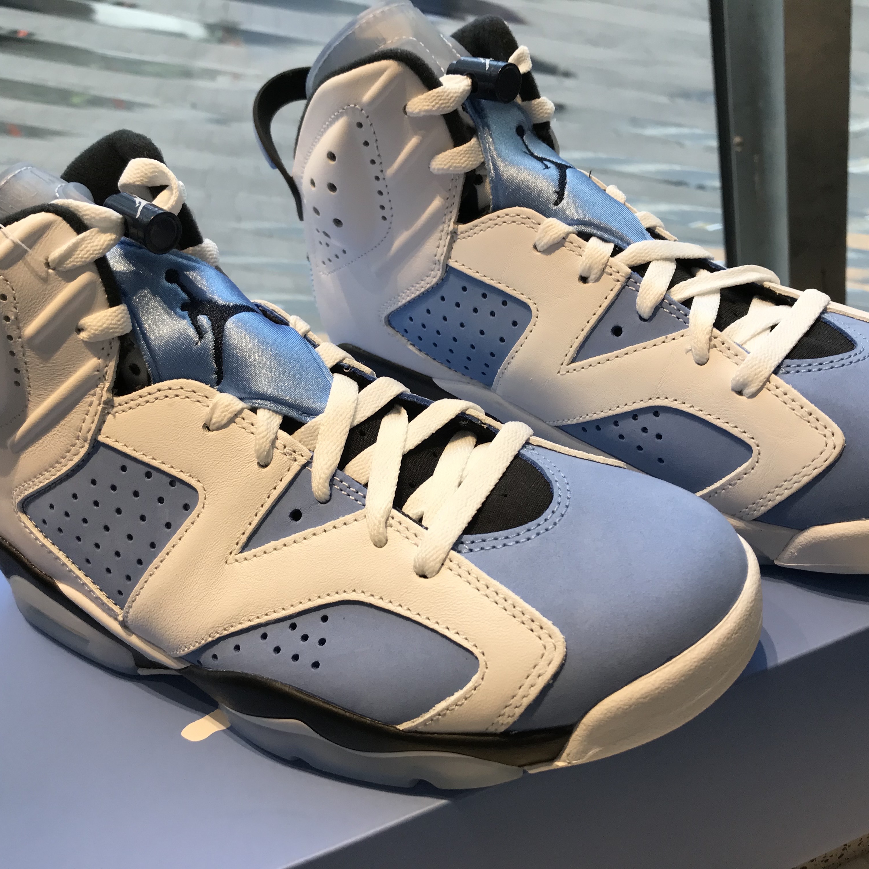 Jordan 6 Retro University Blue 착용 스타일 - 3