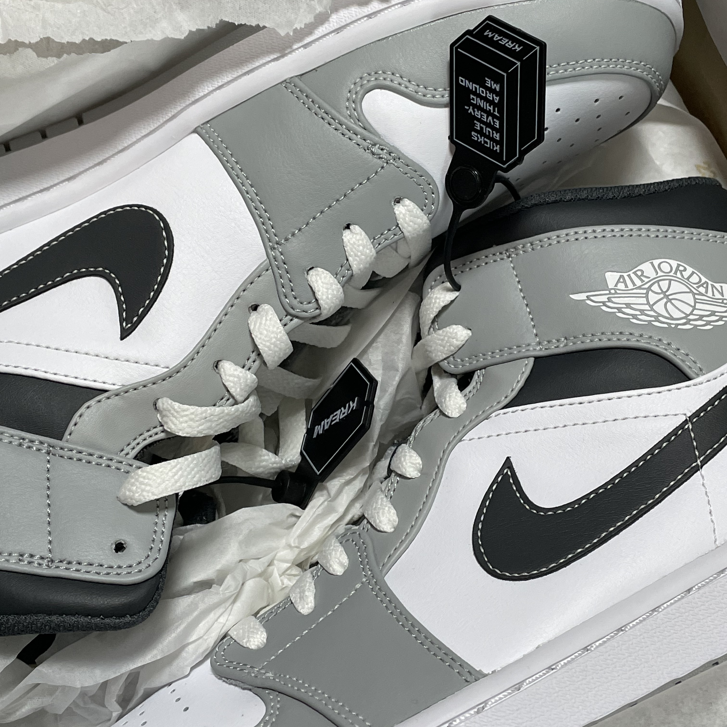 Jordan 1 Mid Light Smoke Grey Anthracite 착용 스타일 - 1