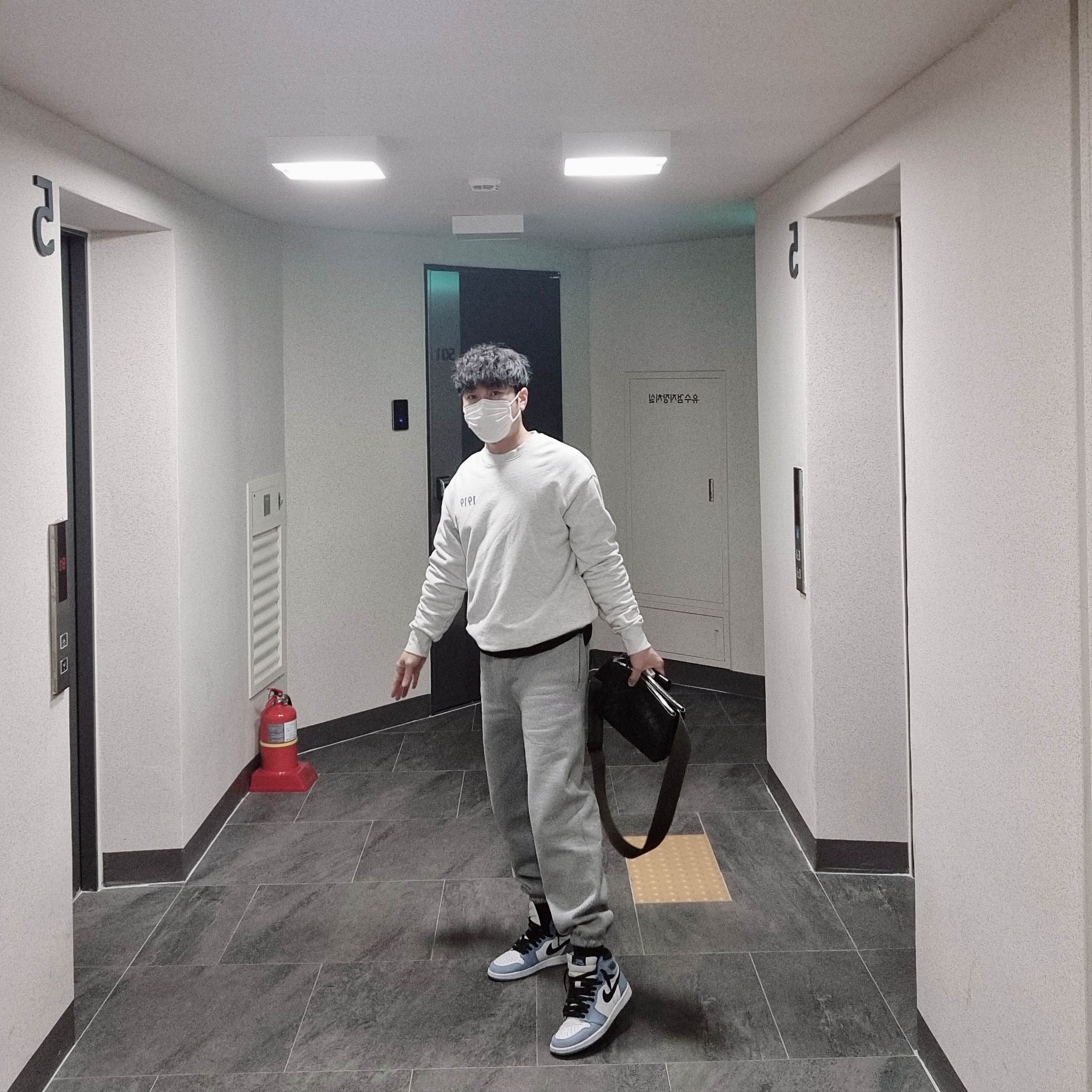 Jordan 1 Retro High OG University Blue, Nike NRG Solo Swoosh Fleece Pants Dark Grey Heather - Asia 착용 스타일 - 4